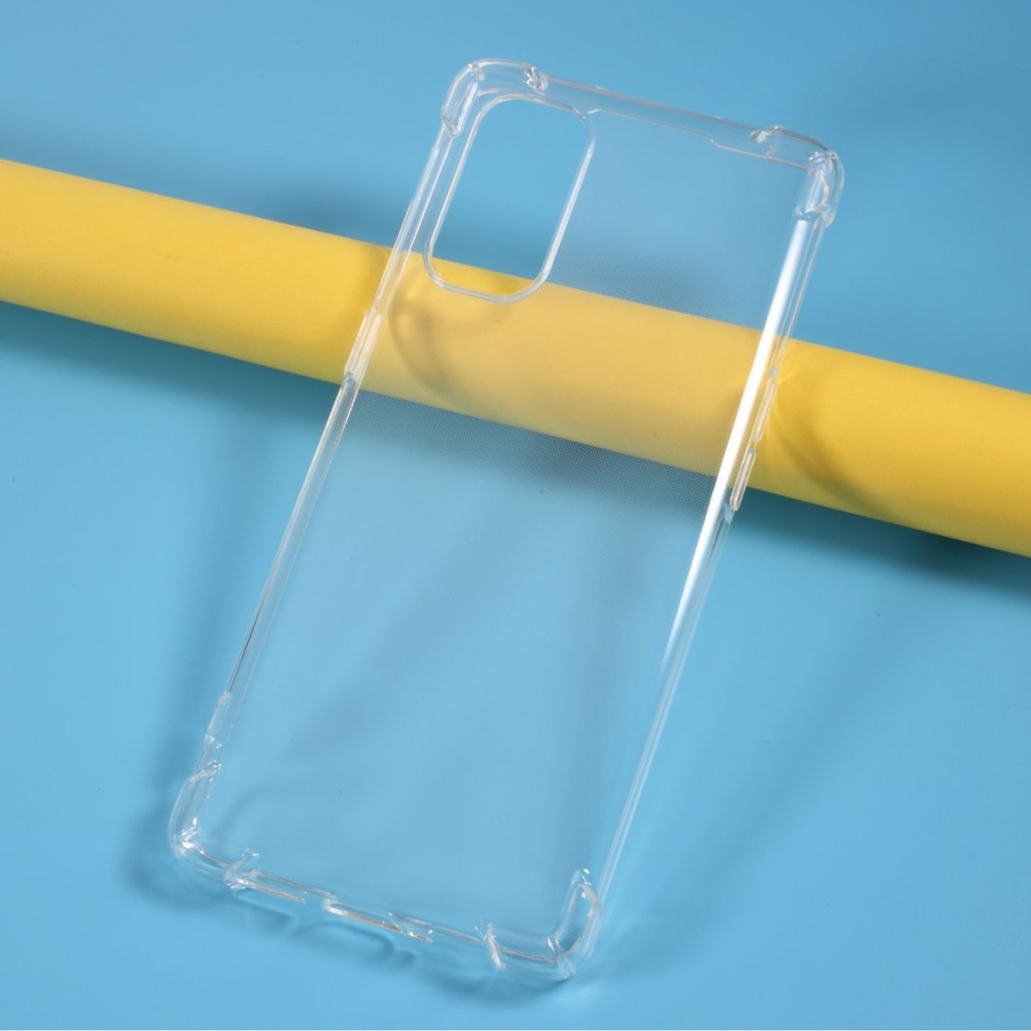 Eine transparente Handyhülle auf blauem Hintergrund. Die Hülle ist transparent mit rechteckigem Kameraausschnitt.