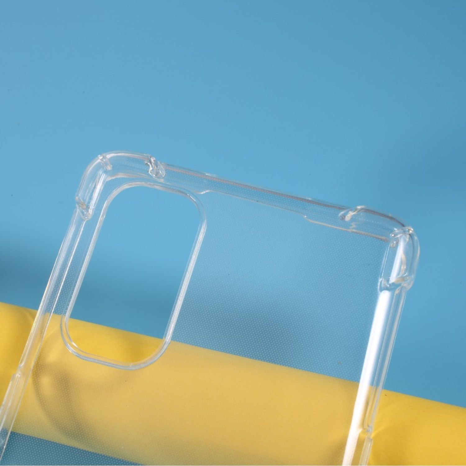 Eine transparente Handyhülle aus Kunststoff vor blau-gelbem Hintergrund.