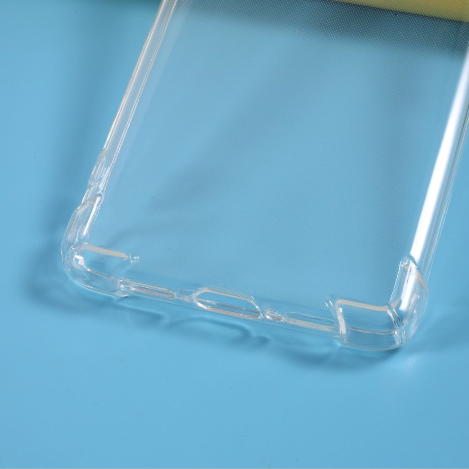 Transparente Schutzhülle auf blauem Untergrund, Kanten sichtbar.