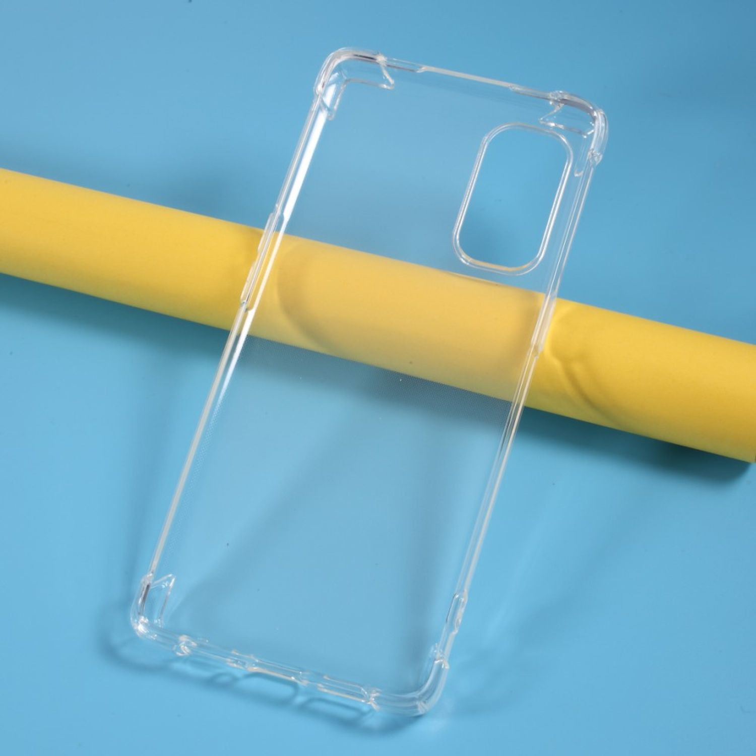 Transparente Handyhülle auf blau-gelbem Hintergrund. Hülle ist transparent.