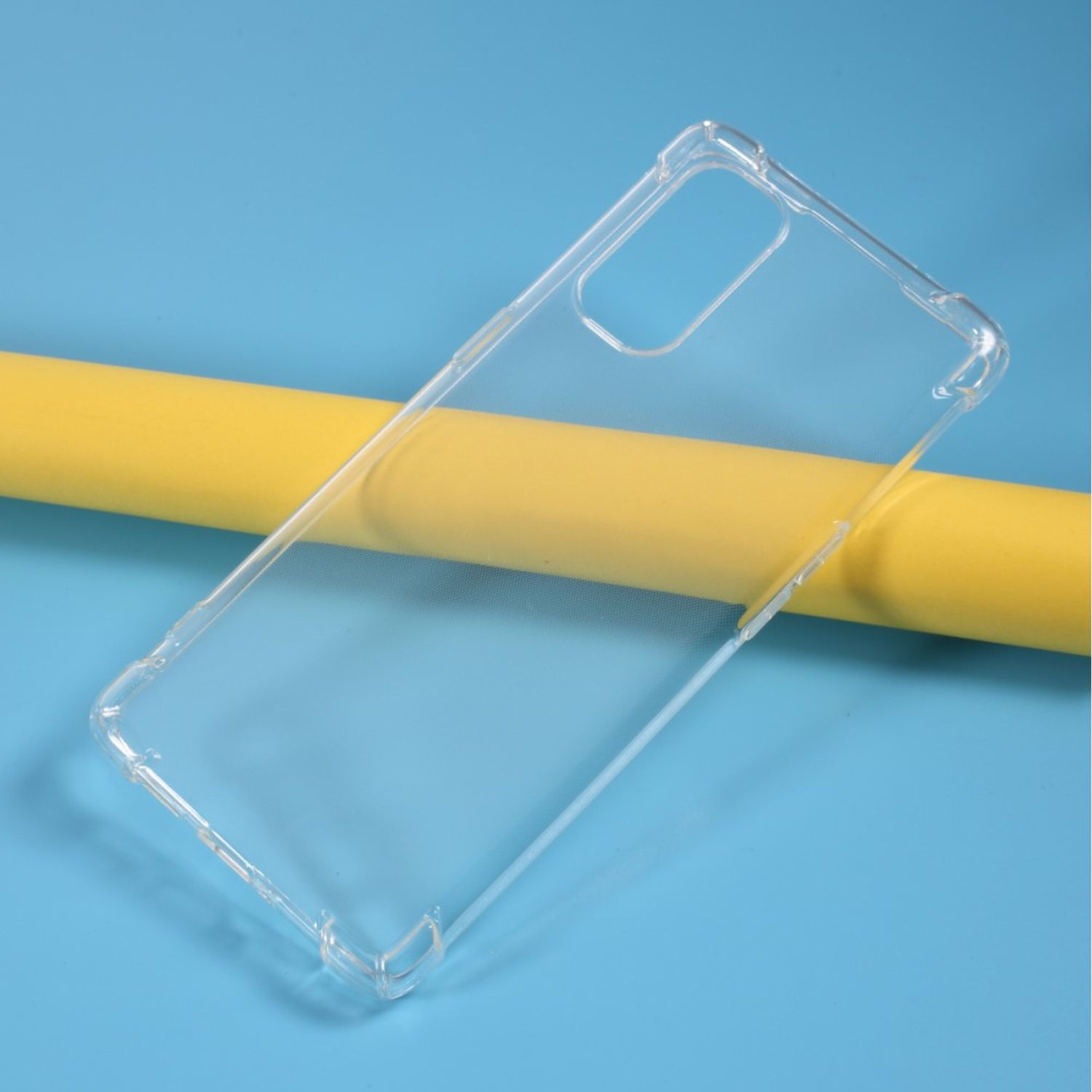 Transparente Handyhülle auf blauem Grund und ein gelber Zylinder.
