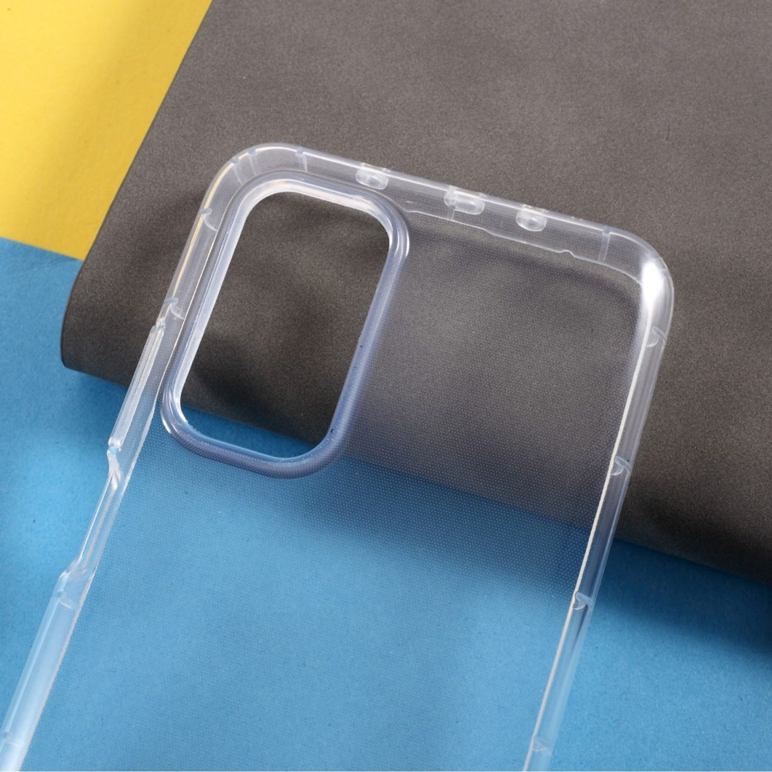 Transparente Handyhülle auf farbigem Hintergrund. Sie hat eine Kameraöffnung und ein transparentes Design.