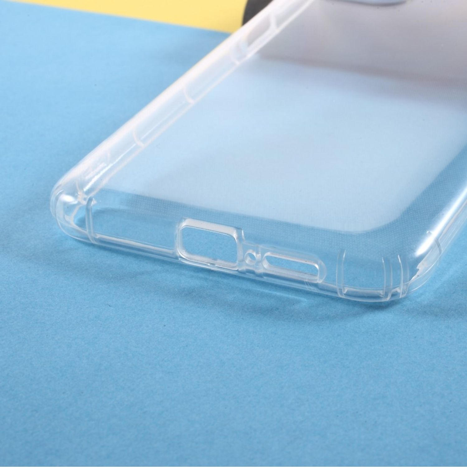 Transparente Handyhülle auf blauem Untergrund. Nahaufnahme.