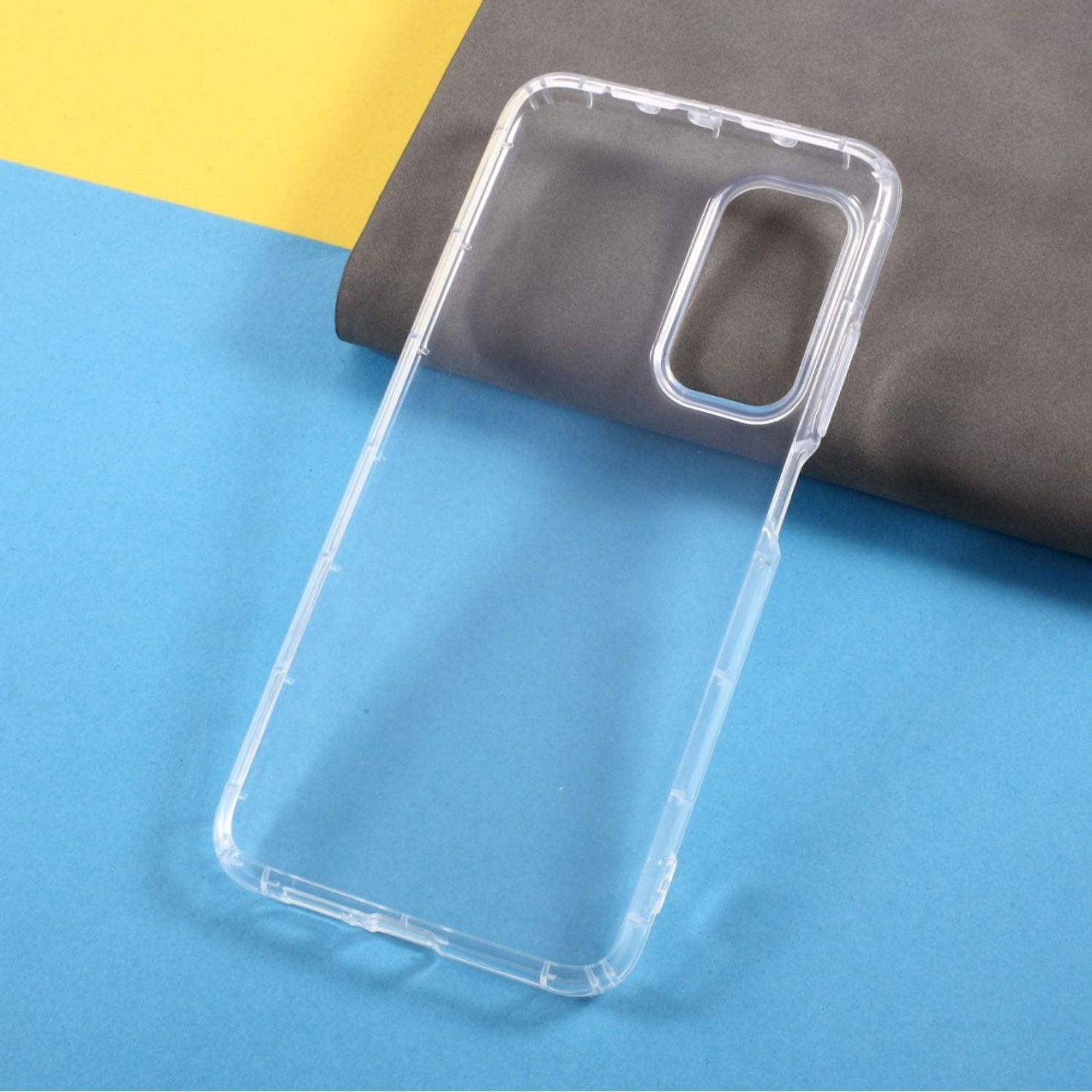 Transparente Handyhülle auf blau-gelber Oberfläche. Die Handyhülle ist für ein Telefon.