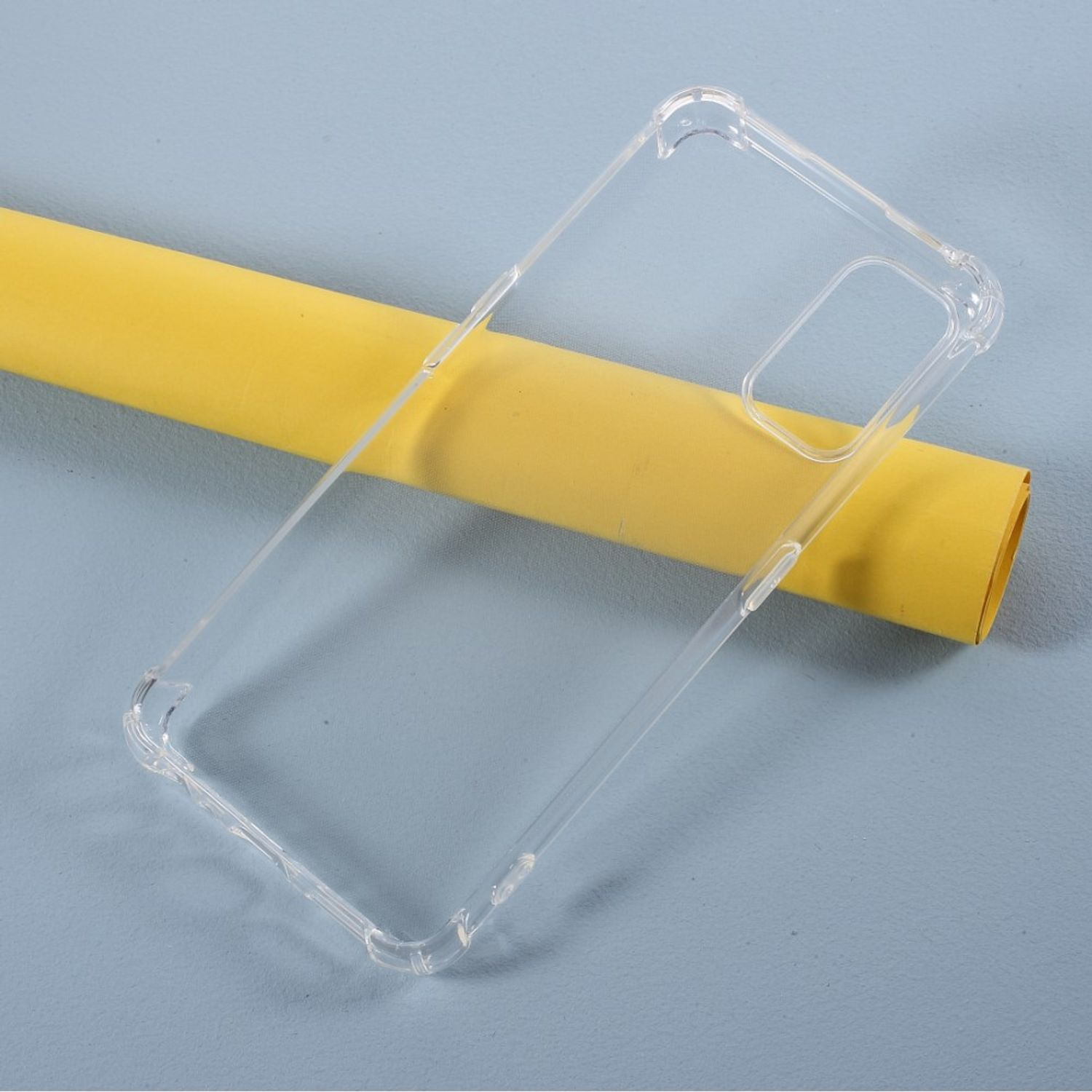 Eine transparente Handyhülle auf blauem Hintergrund. Die Hülle ist transparent und leer. Ein gelbes Objekt dahinter.