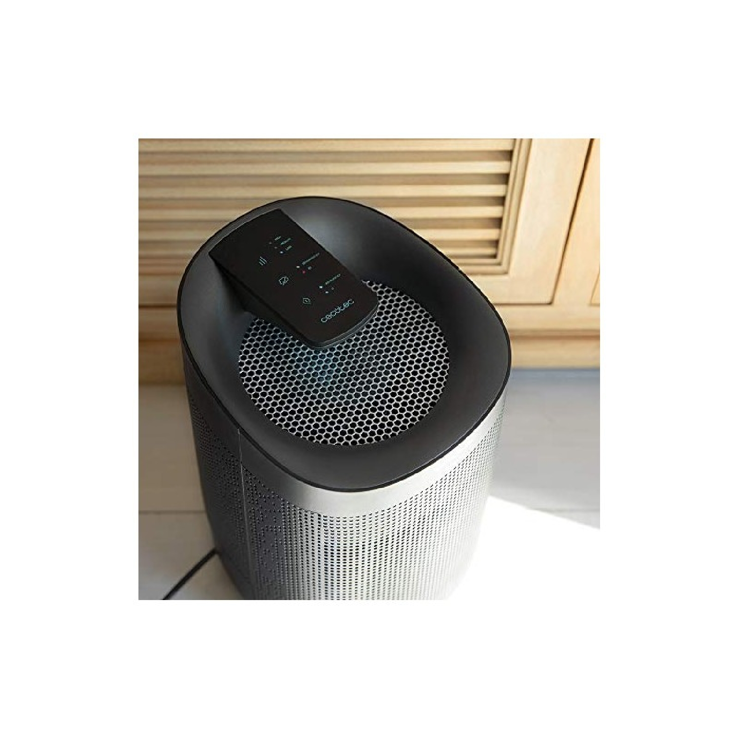 Een zwarte ventilator met afstandsbediening.