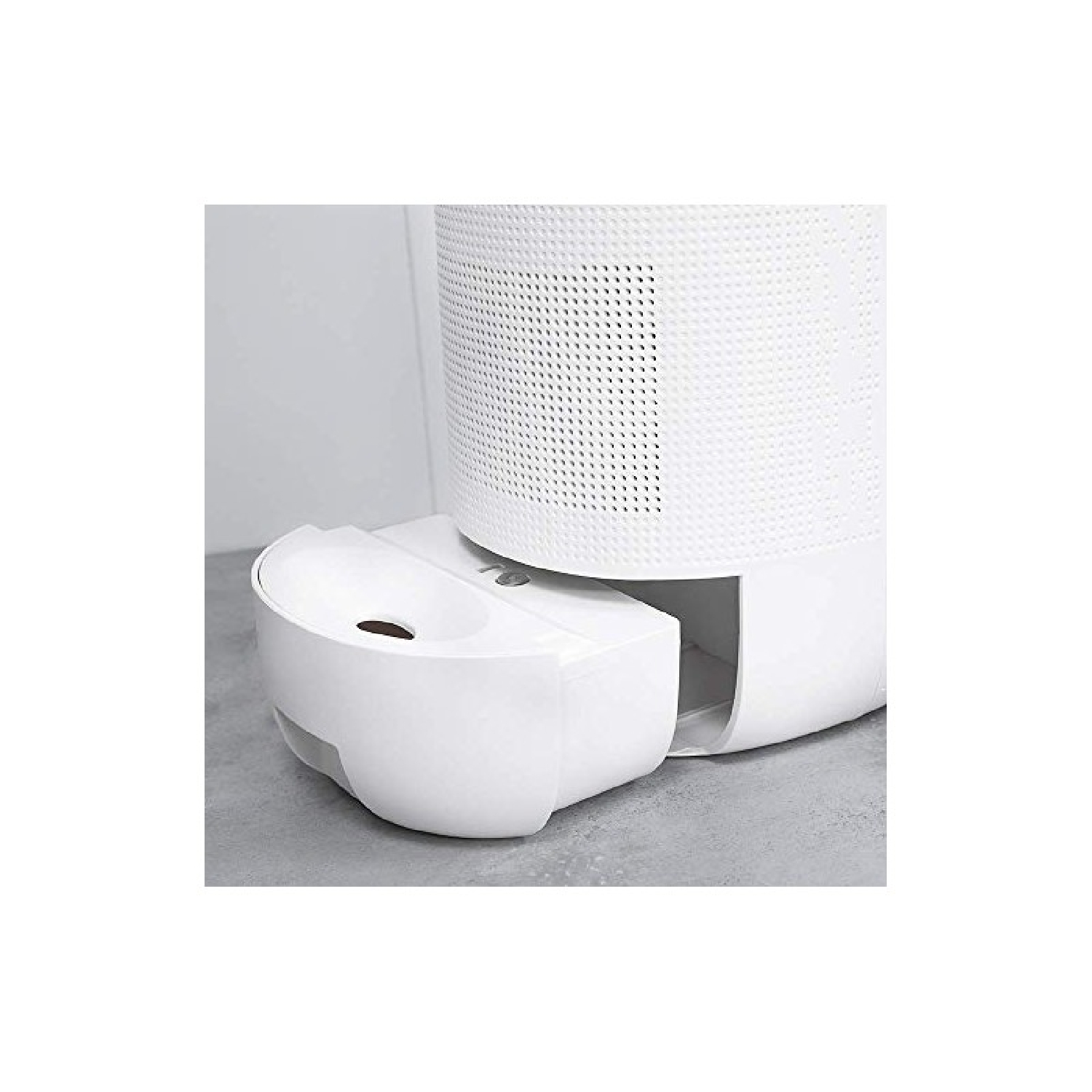 Biała podstawa oczyszczacza powietrza z tacką. Taca jest wyjmowana, a tło jest jasnoszare.