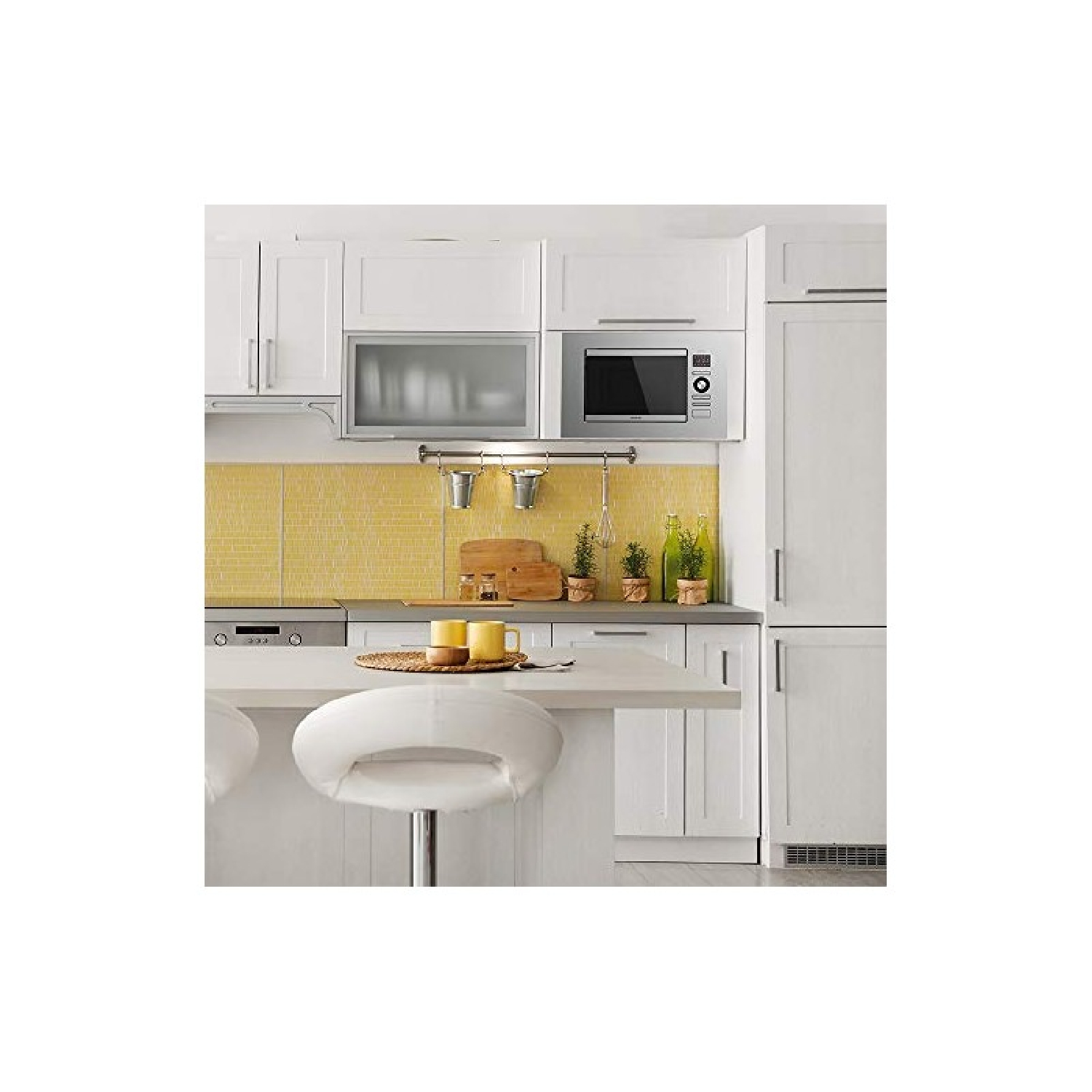 Biała kuchnia z kuchenką mikrofalową i szafkami. Widoczny jest żółty kafelkowy backsplash.
