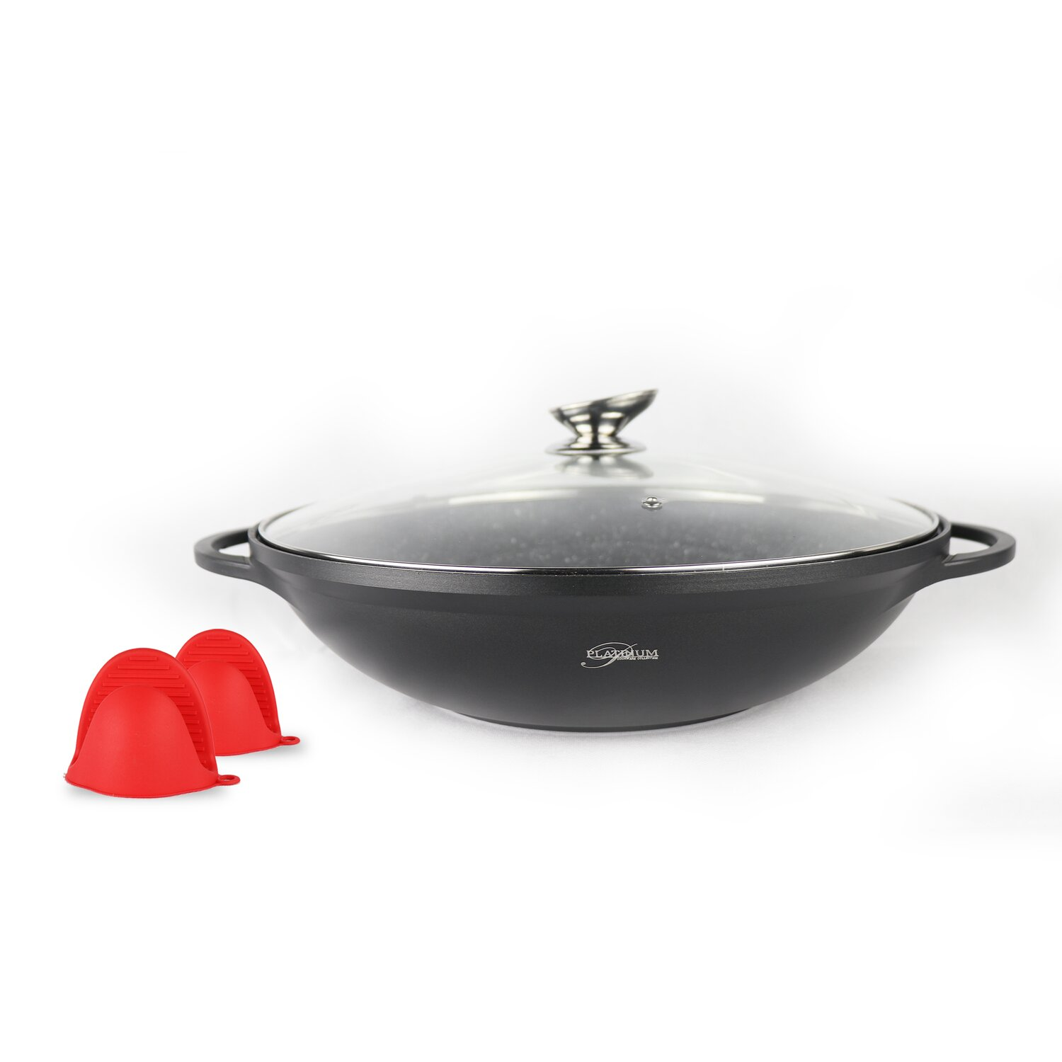 Schwarze Wok-Pfanne mit Glasdeckel und roten Silikon-Ofenhandschuhen auf weißem Hintergrund.