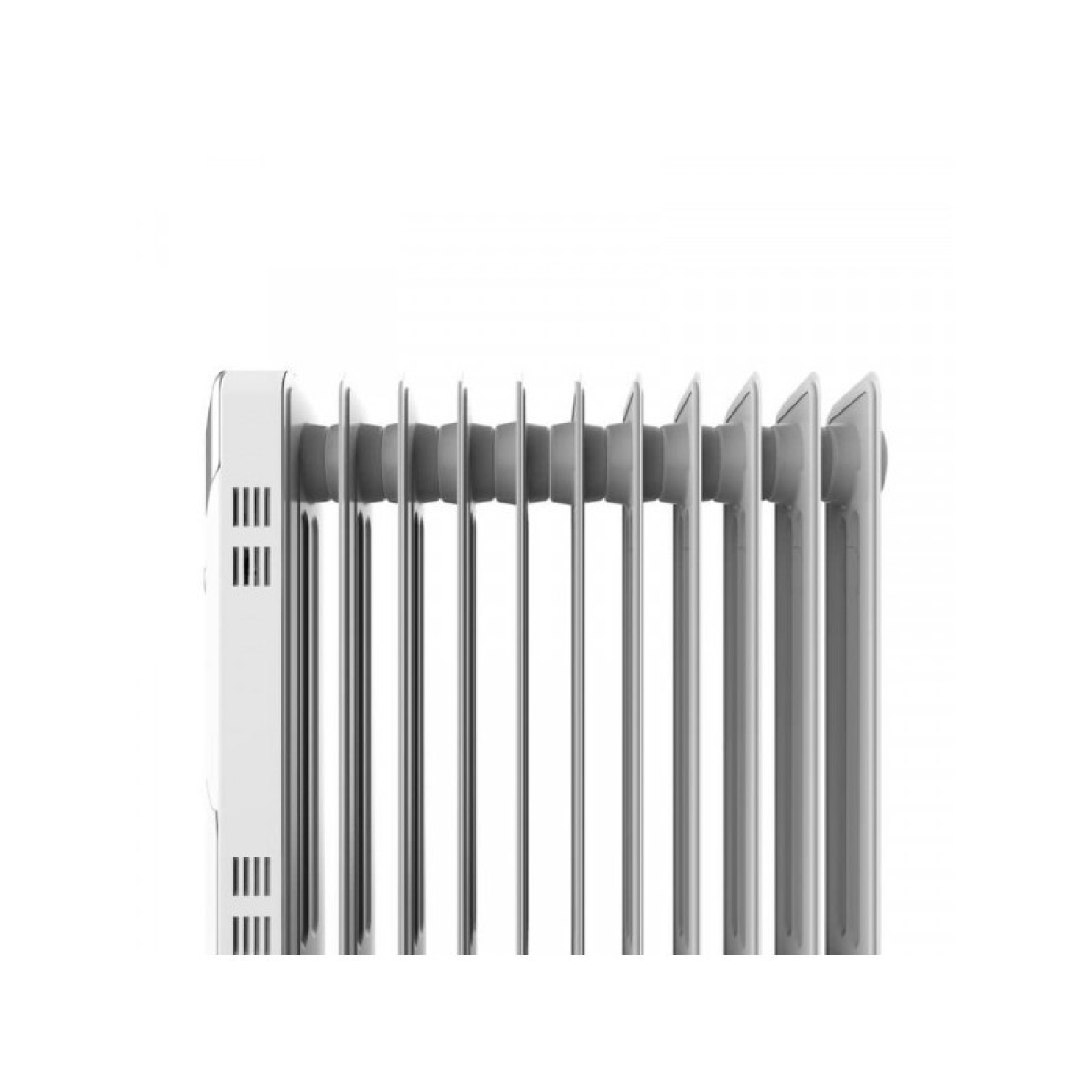 Ein weißer Ölradiator mit vertikalen Lamellen vor weißem Hintergrund.