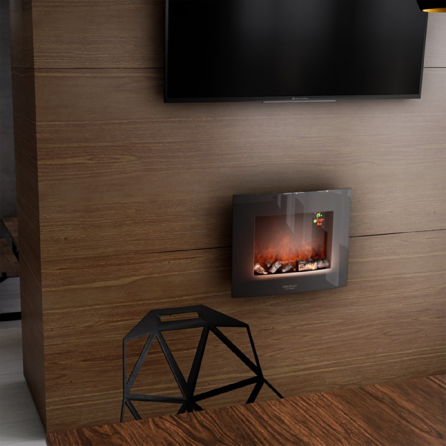 Chimenea eléctrica montada en la pared debajo de un televisor. Pared de madera con una silla negra delante.
