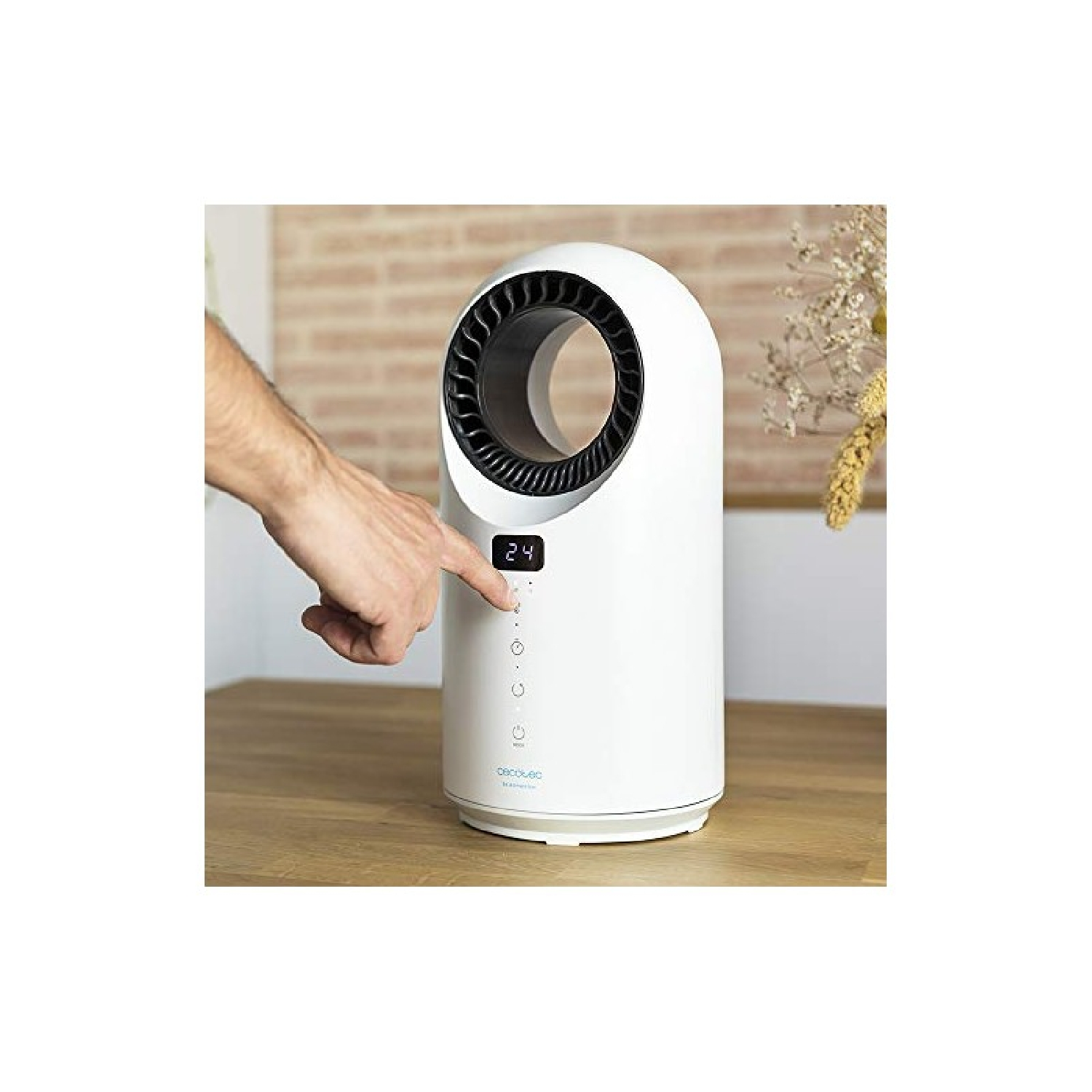 Biały oczyszczacz powietrza z cyfrowym wyświetlaczem, osoba go dotyka.