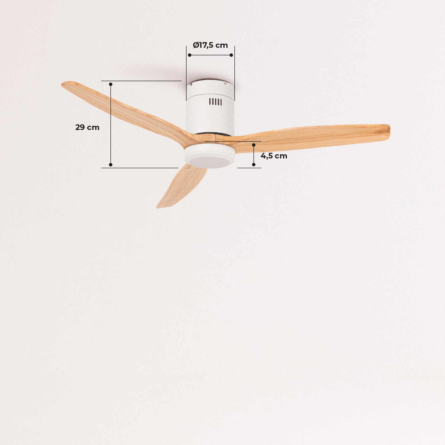Un ventilador de techo con tres aspas de madera. Se muestran las medidas del ventilador.