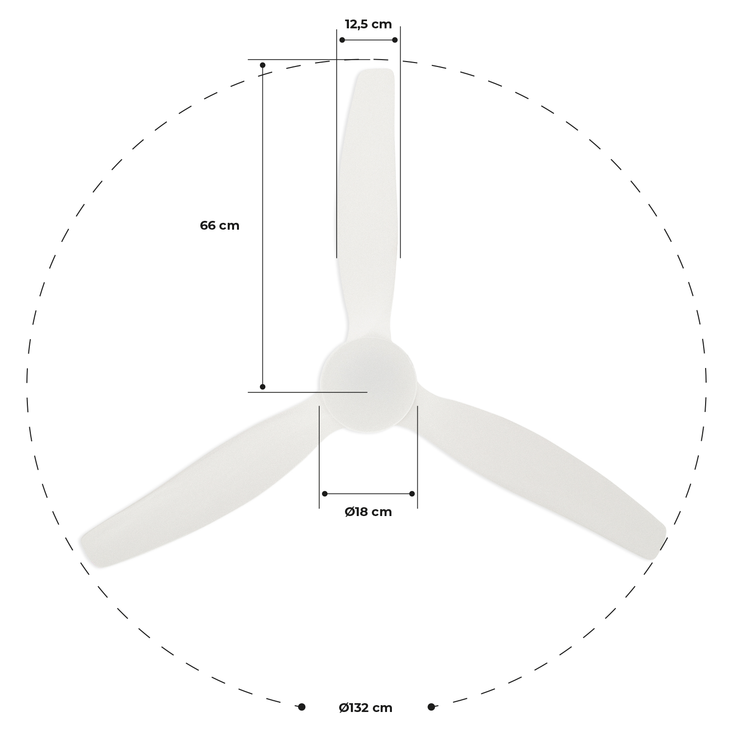 Ventilador de techo con tres aspas. Dimensiones proporcionadas: 66 cm de longitud de la pala, 18 cm de ancho de la pala, 132 cm de diámetro.