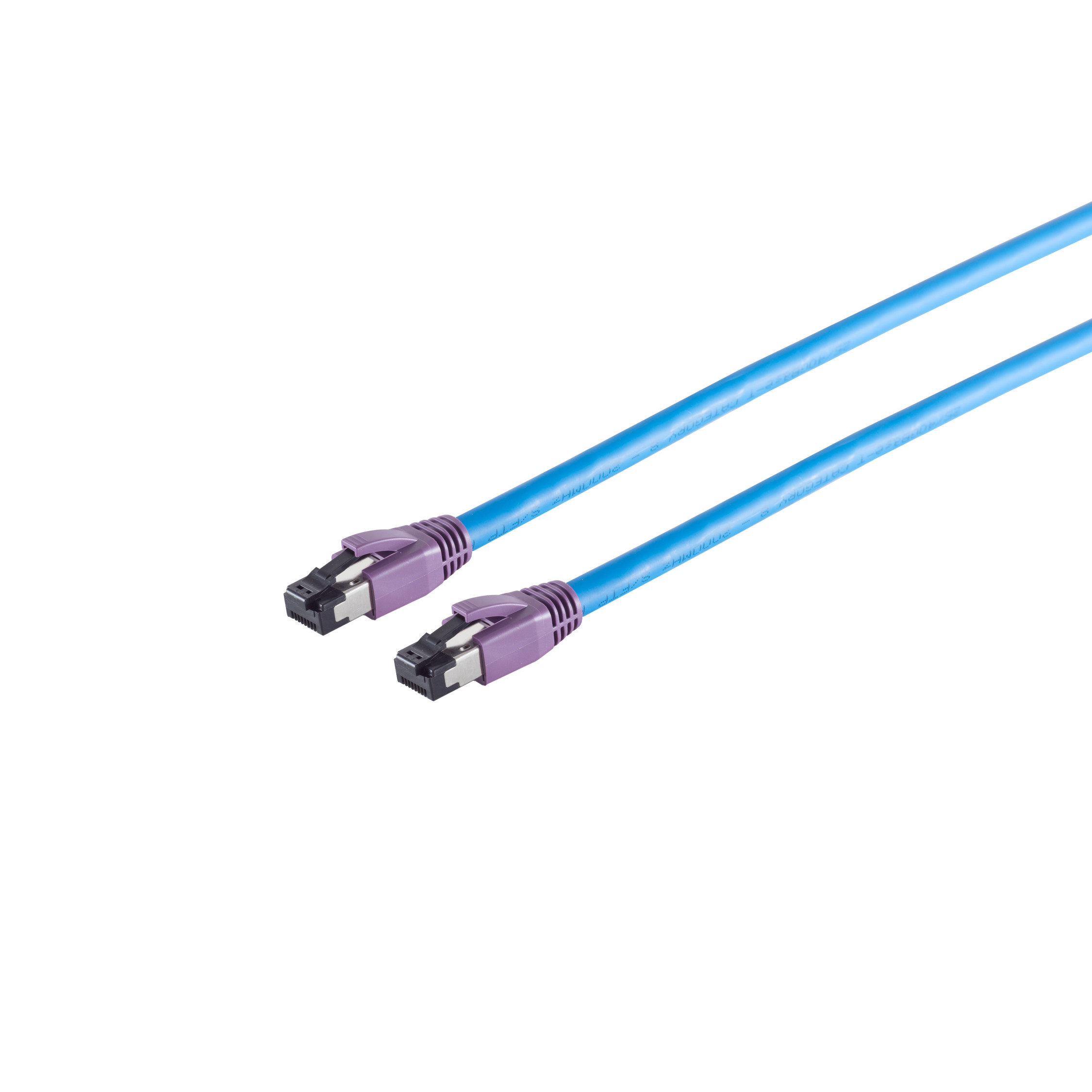 Due cavi di rete blu con connettori viola. I cavi sono su uno sfondo bianco. I connettori sono viola.