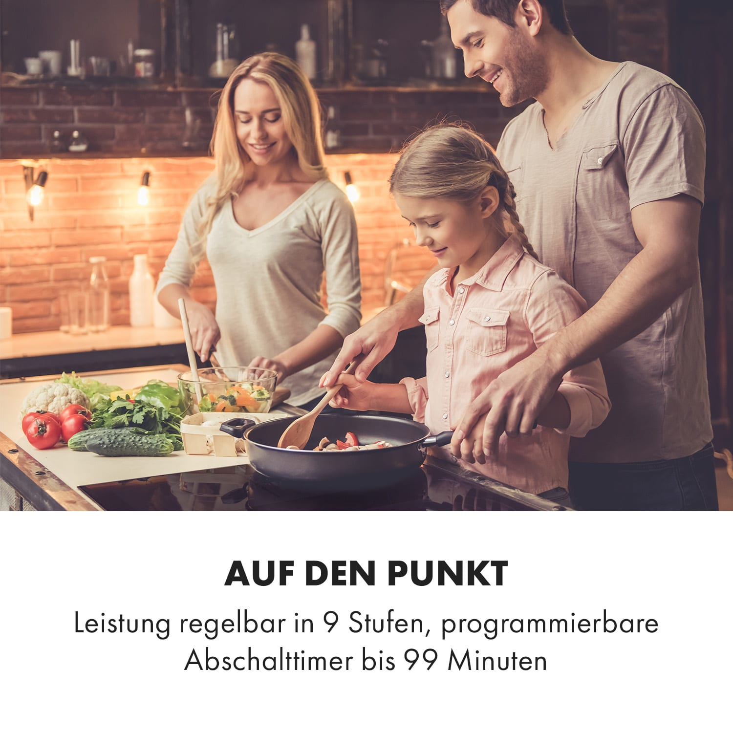 Familie kocht in der Küche. Eine Frau und ein Mädchen kochen, während ein Mann zusieht.