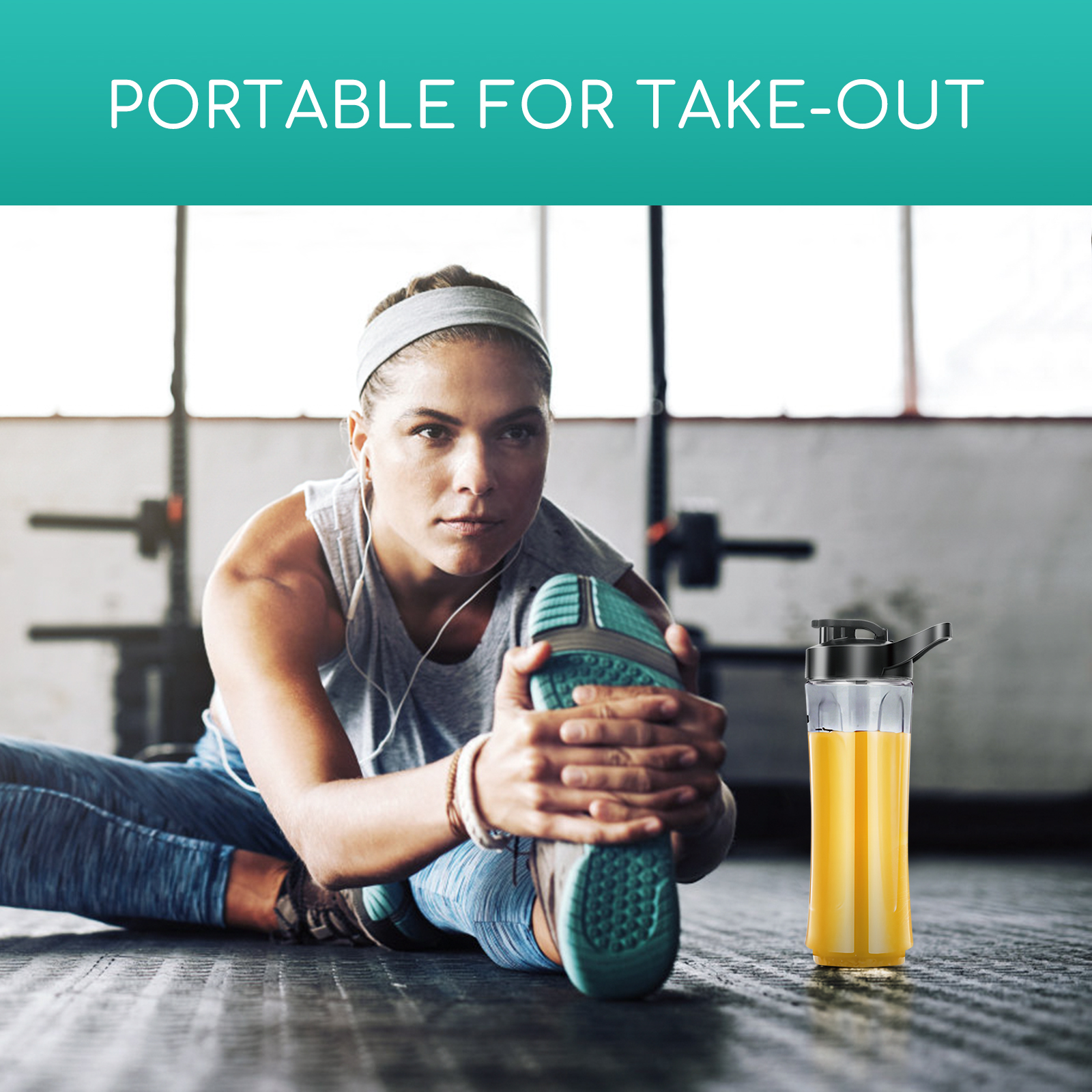 Frau dehnt sich im Fitnessstudio mit einer Flasche mit orangener Flüssigkeit.