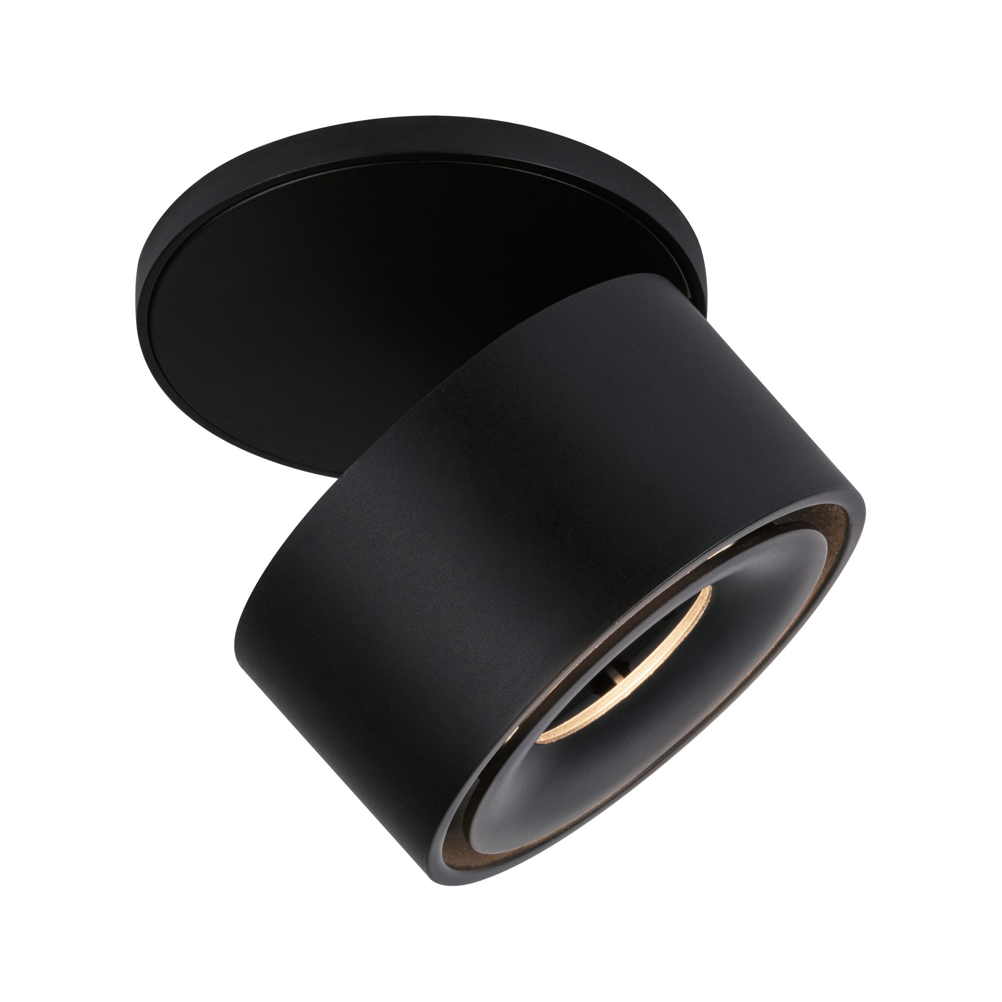Un spot de plafond noir avec un corps cylindrique, incliné vers le spectateur, avec une source de lumière visible.
