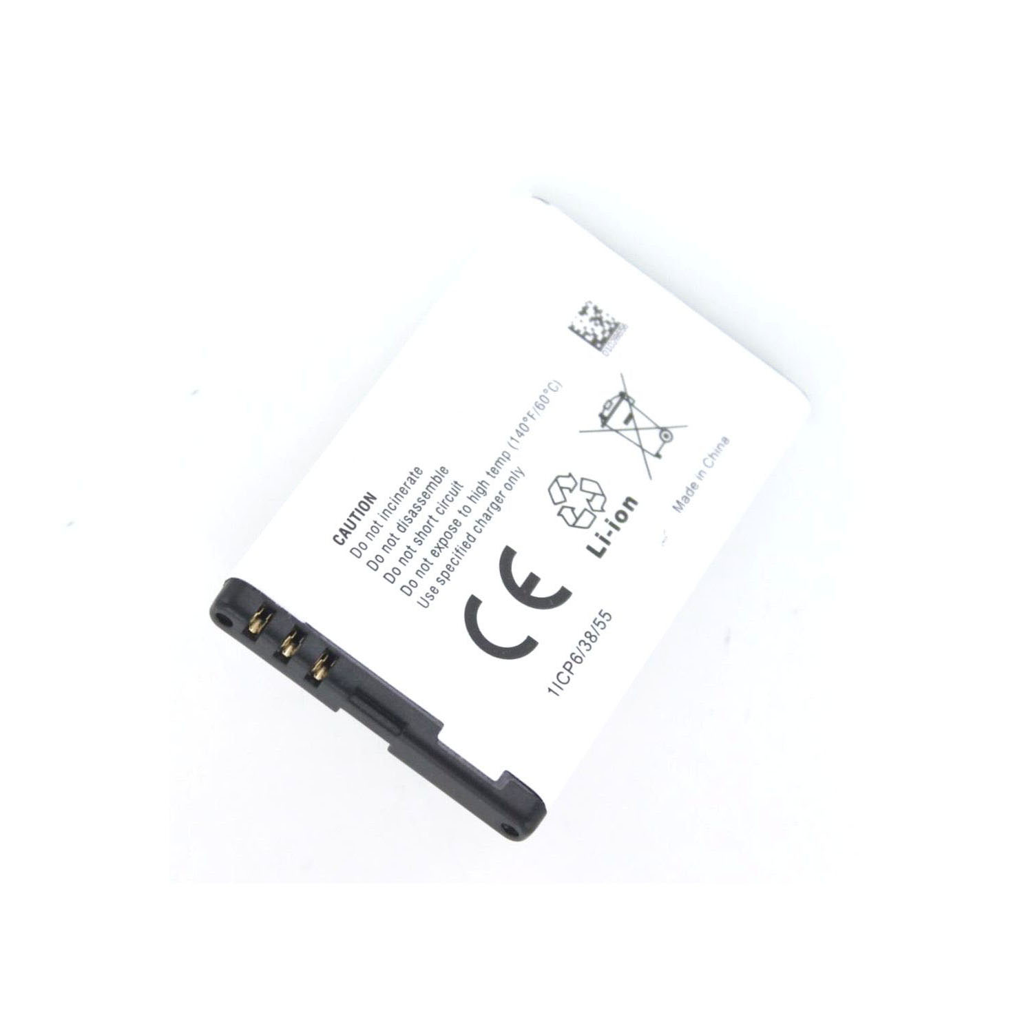 Weißer Akku mit schwarzem Stecker. Er hat Text, Symbole und ein CE-Zeichen.