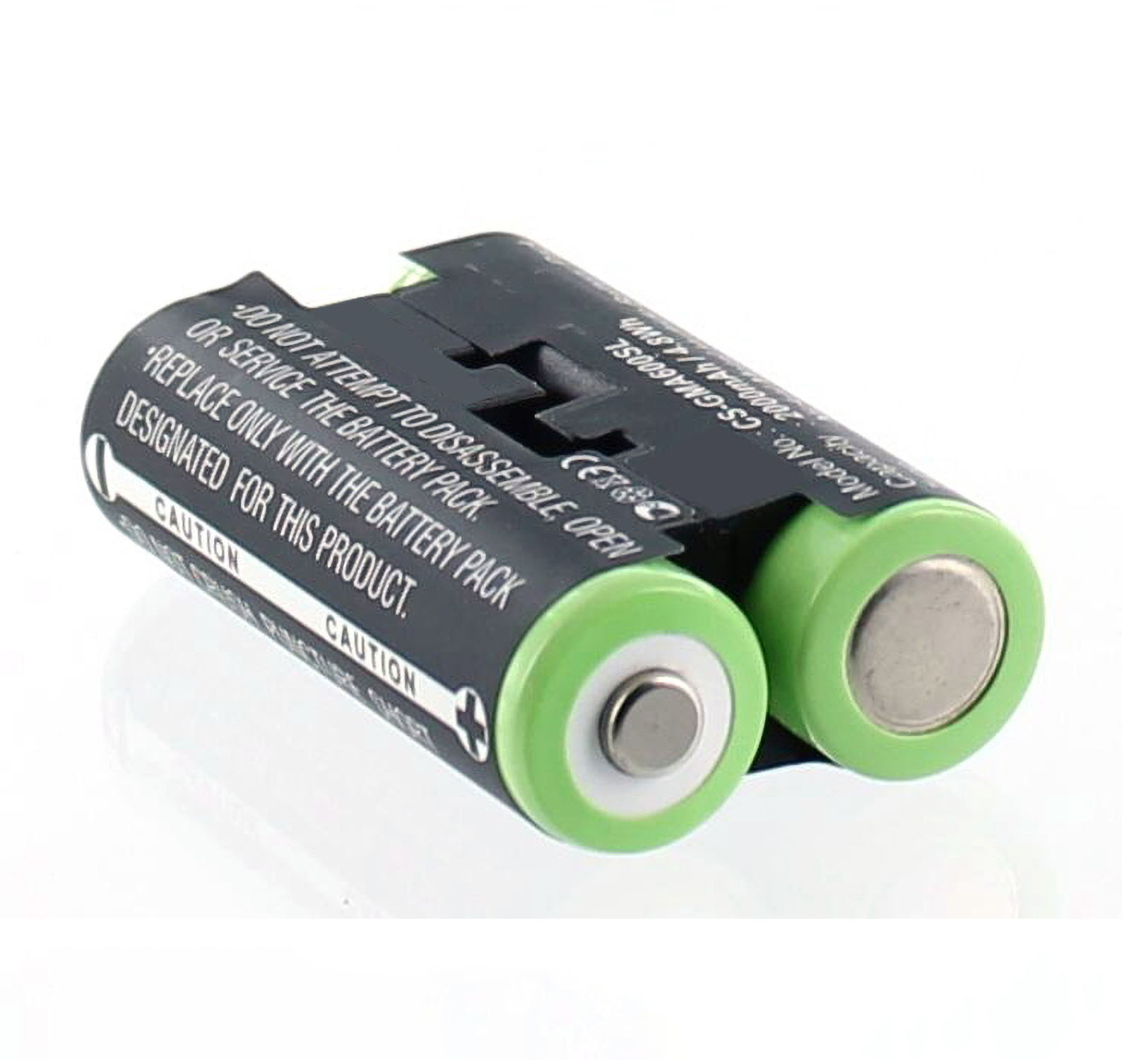 Zwei zylindrische Batterien mit grünem Deckel, verbunden durch ein schwarzes Kunststoffteil auf weißem Grund.