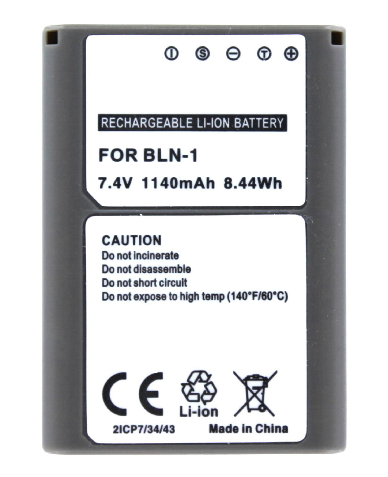 Rechteckiger grauer Akku mit der Aufschrift 'Rechargeable Li-ion' und Warnhinweisen. Weißer Hintergrund.