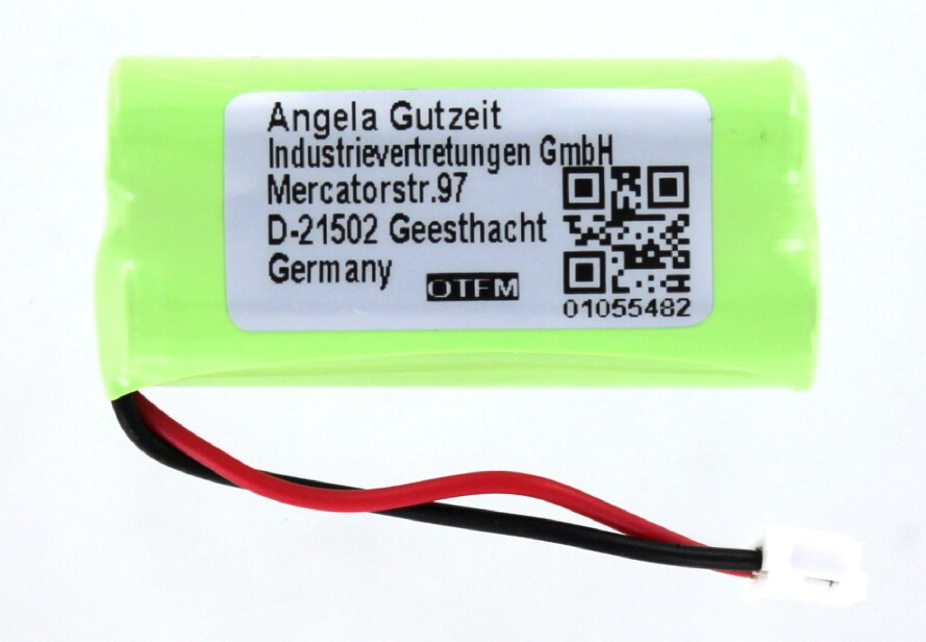 Eine grüne zylindrische Batterie mit weißem Etikett und schwarzen und roten Drähten.