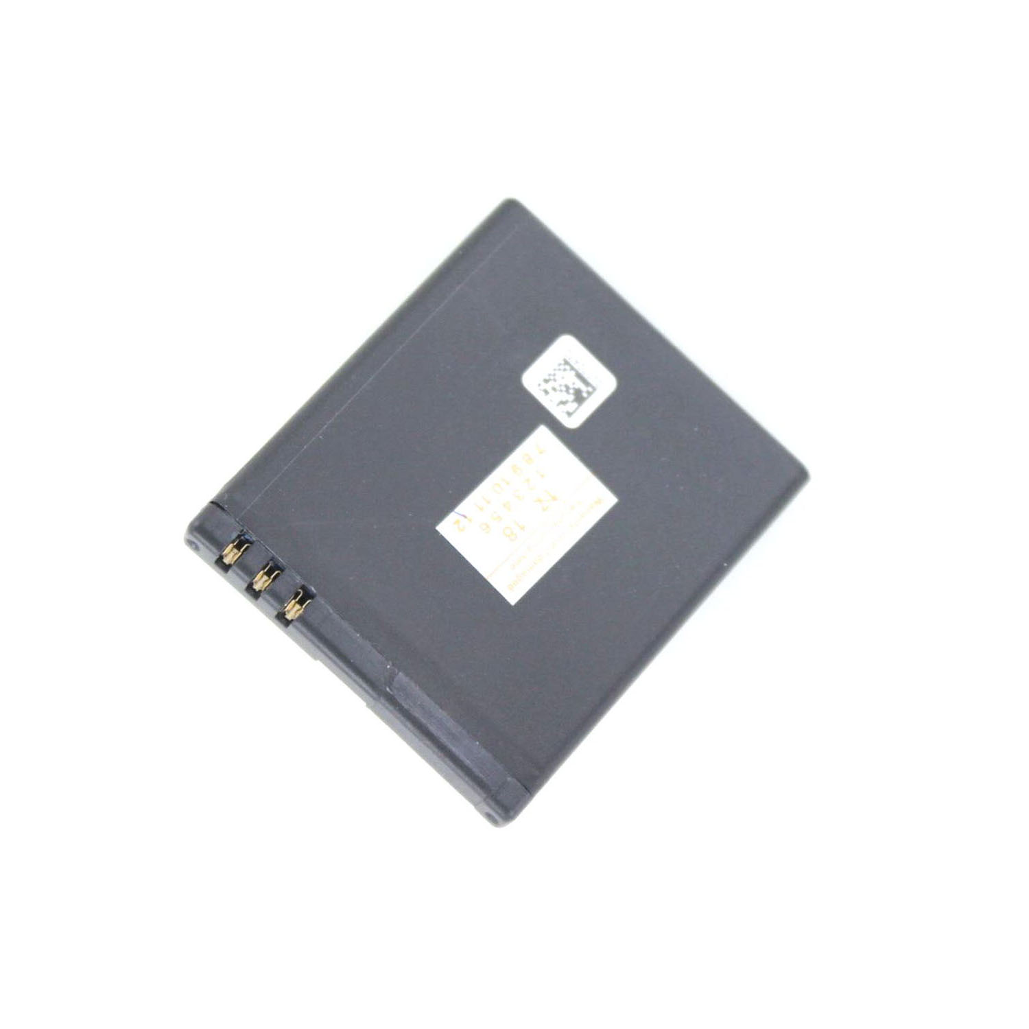 Kleine schwarze Batterie auf Weiß. Drei goldene Anschlüsse. Etikett mit Text und Barcode sichtbar.