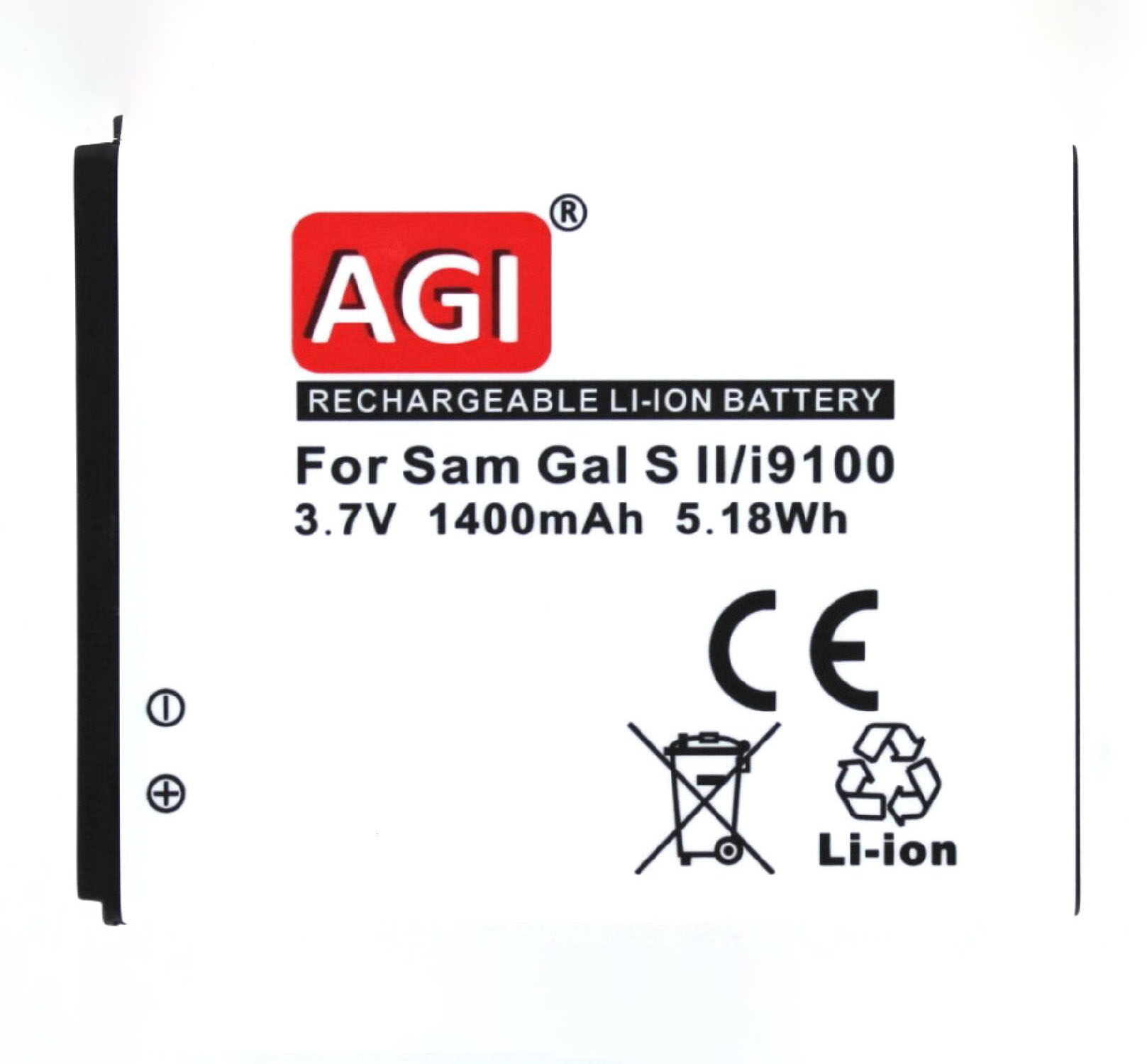 Eine schwarze Batterie mit roten und weißen Logos. Sie hat Text und ist auf weißem Grund.
