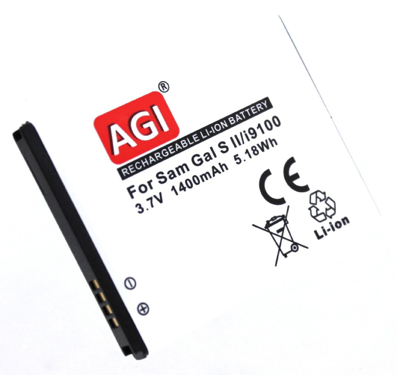 Weißer Akku mit schwarzer Schrift. Rotes und weißes Logo. Der Akku liegt auf einer weißen Oberfläche.