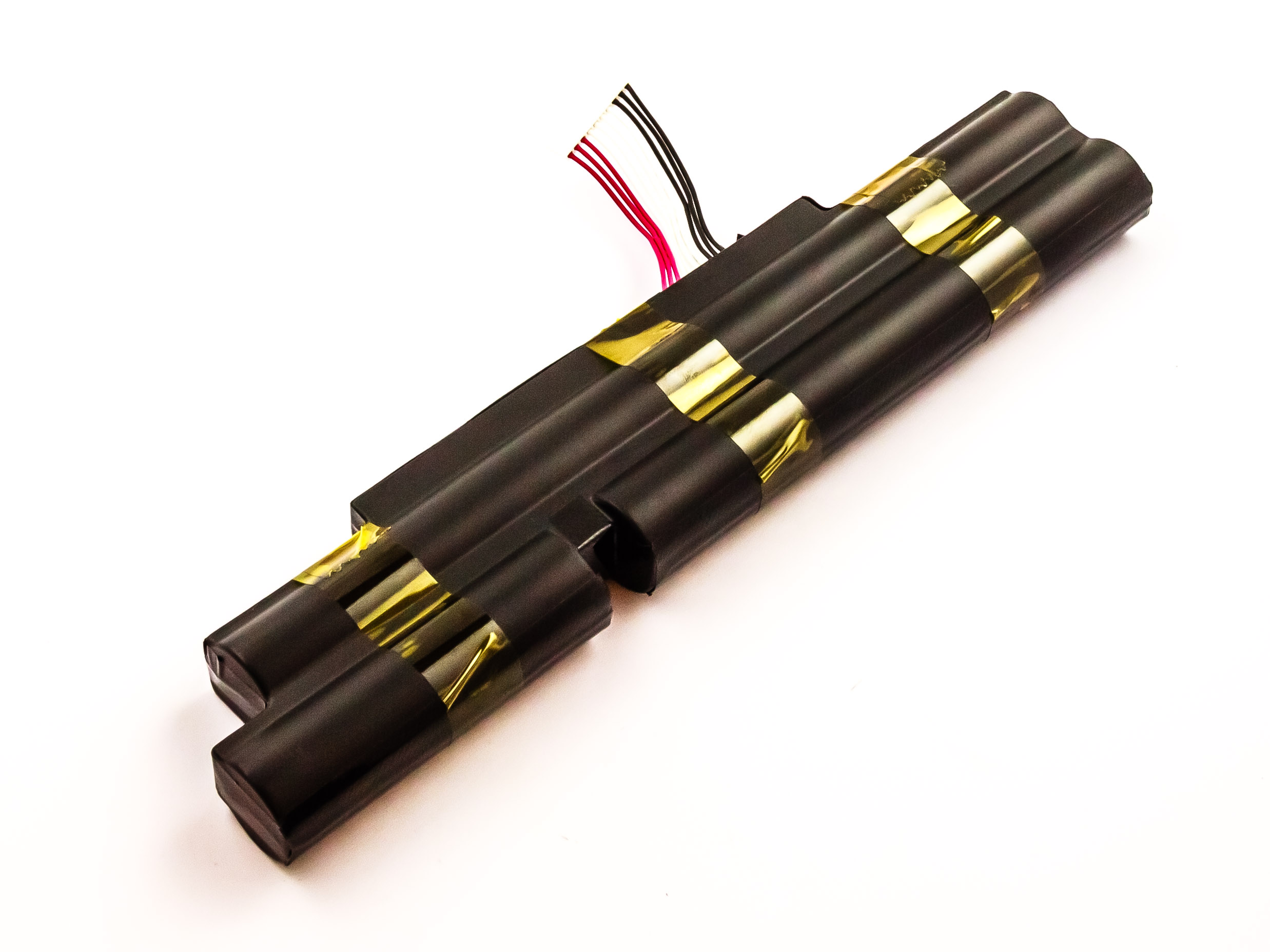 Mehrere zylindrische schwarze Batterien, mit Goldband zusammengeklebt, Drähte ragen oben heraus.