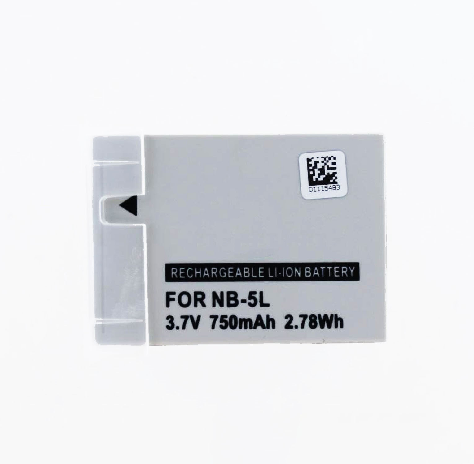 Graue Batterie mit schwarzem Text und weißem Etikett. Isoliert auf Weiß. Schräge Ansicht.