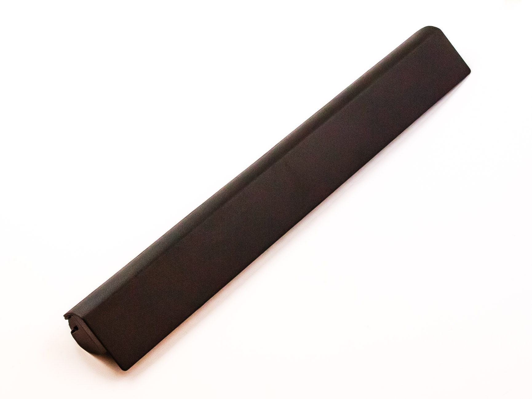 Dunkelbraune, rechteckige, lange Powerbank auf weißem Hintergrund.