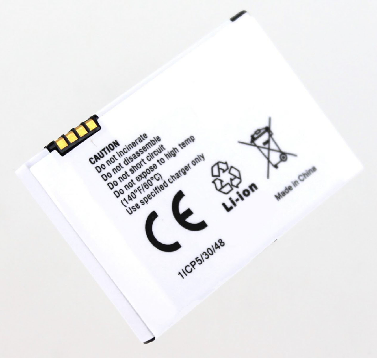 Eine weiße Batterie mit Textetiketten und goldenen Kontaktpunkten. Der Hintergrund ist weiß.
