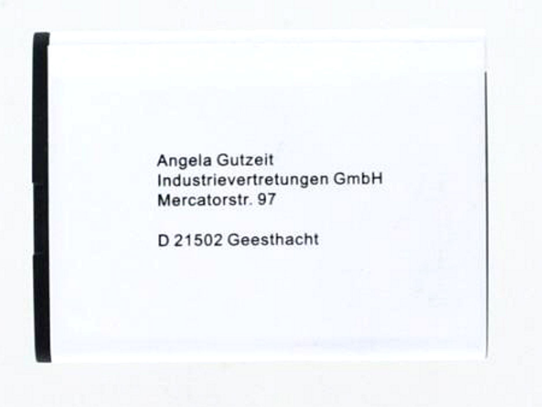 Weiße Karte mit schwarzem Text: Firmenname, Adresse und Kontaktinfo.