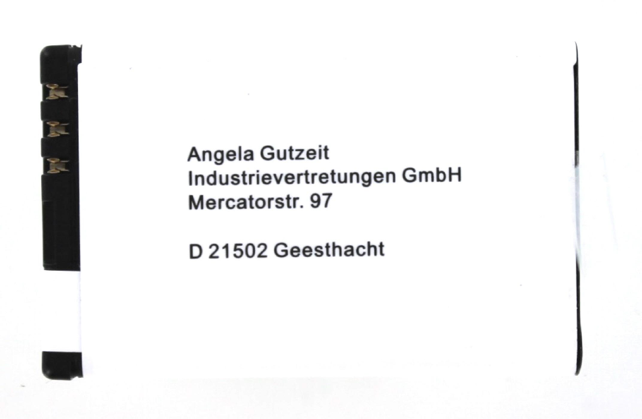 Ein weißes Papier mit Text, darunter 'Angela Gutzeit' und eine Adresse, vor weißem Hintergrund.