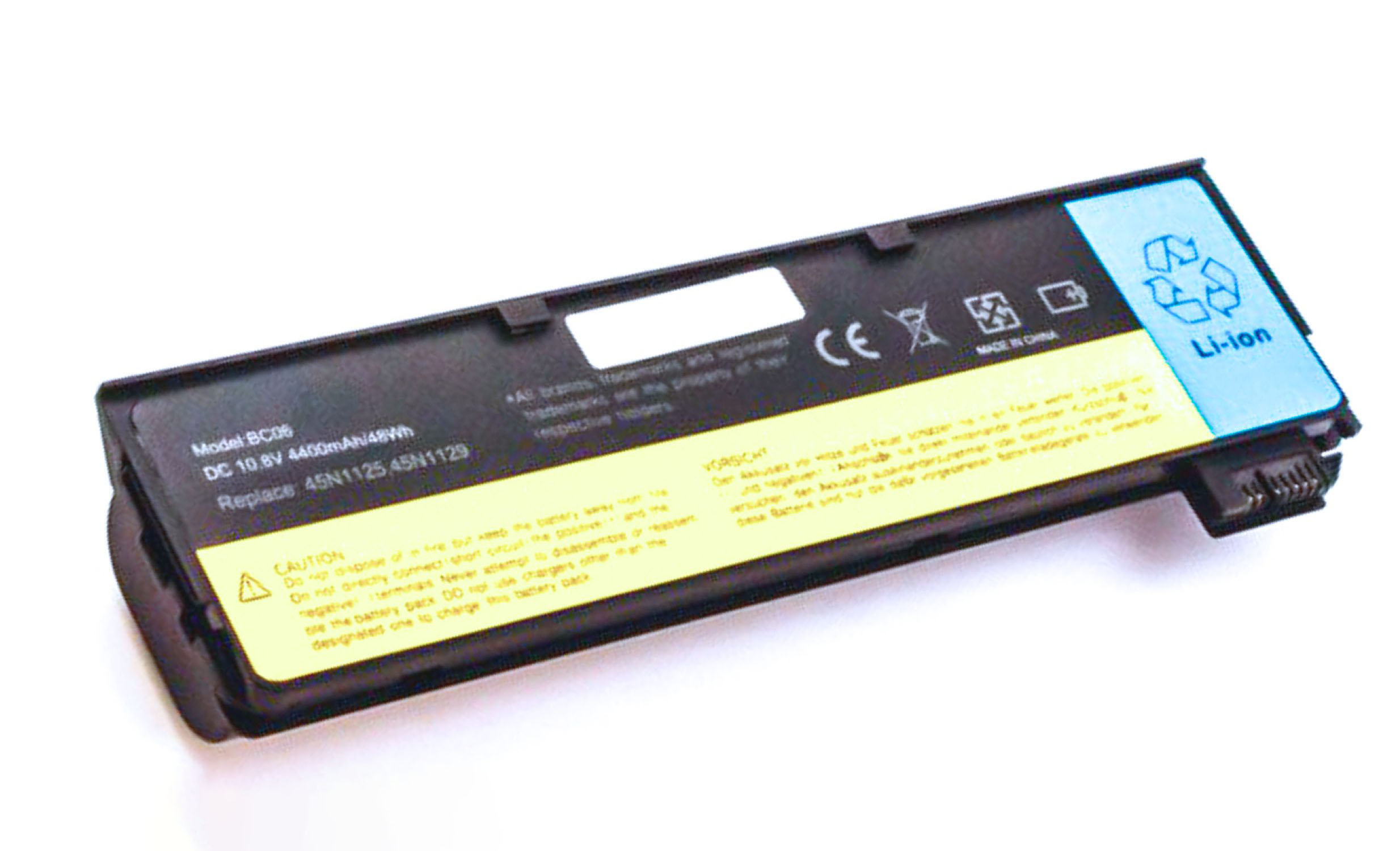 Schwarze Laptop-Batterie mit Textetiketten, blauem Etikett und weißem Hintergrund.