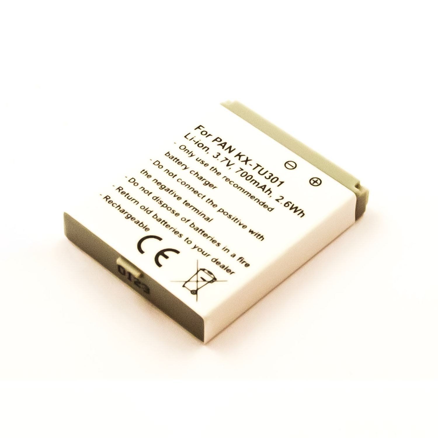 Weiß-grauer rechteckiger Akku mit schwarzem Text und Warnhinweisen. Hat ein CE-Zeichen und Plus/Minus-Symbole.