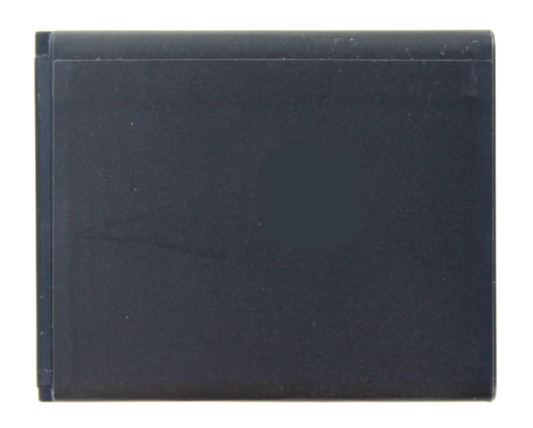 Eine schwarze, rechteckige Batterie mit glatter Oberfläche auf weißem Hintergrund.