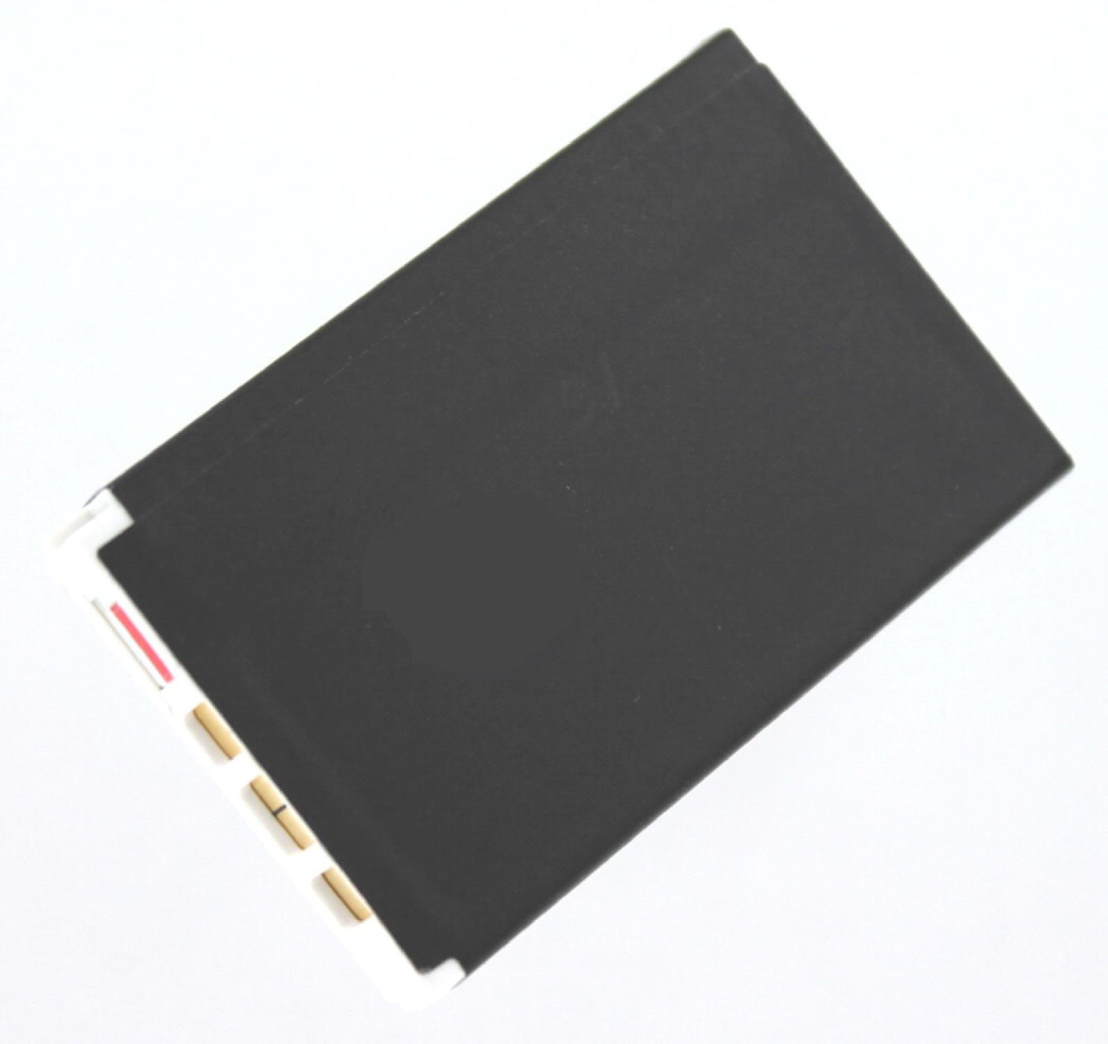 Schwarze rechteckige Powerbank mit weißem Rand. Angesicht, isoliert auf weißem Hintergrund.
