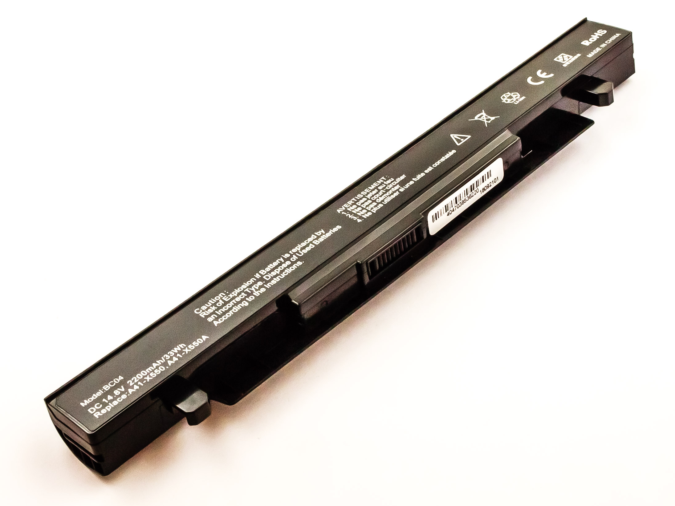 Schwarzer Laptop-Akku mit Text und Etiketten, silberner Stecker, auf weißem Hintergrund.