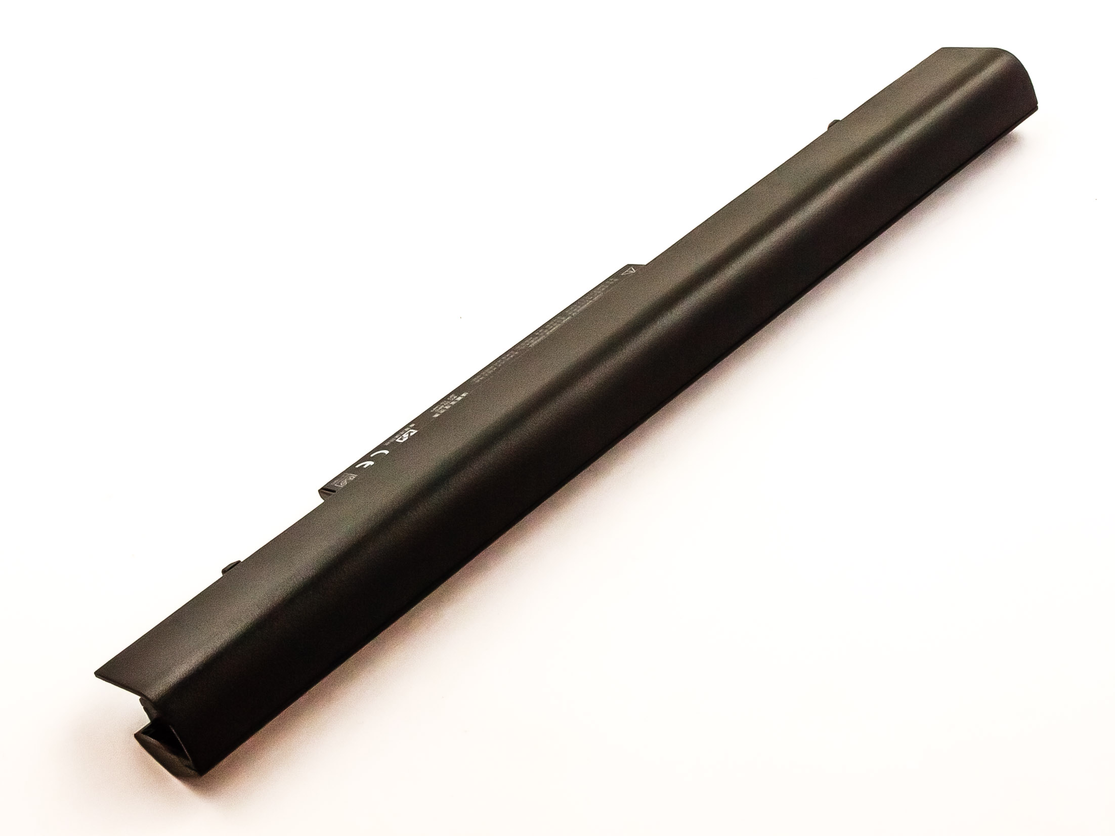 Eine schwarze, lange, rechteckige Batterie auf weißem Hintergrund, mit Etiketten auf der Oberseite.
