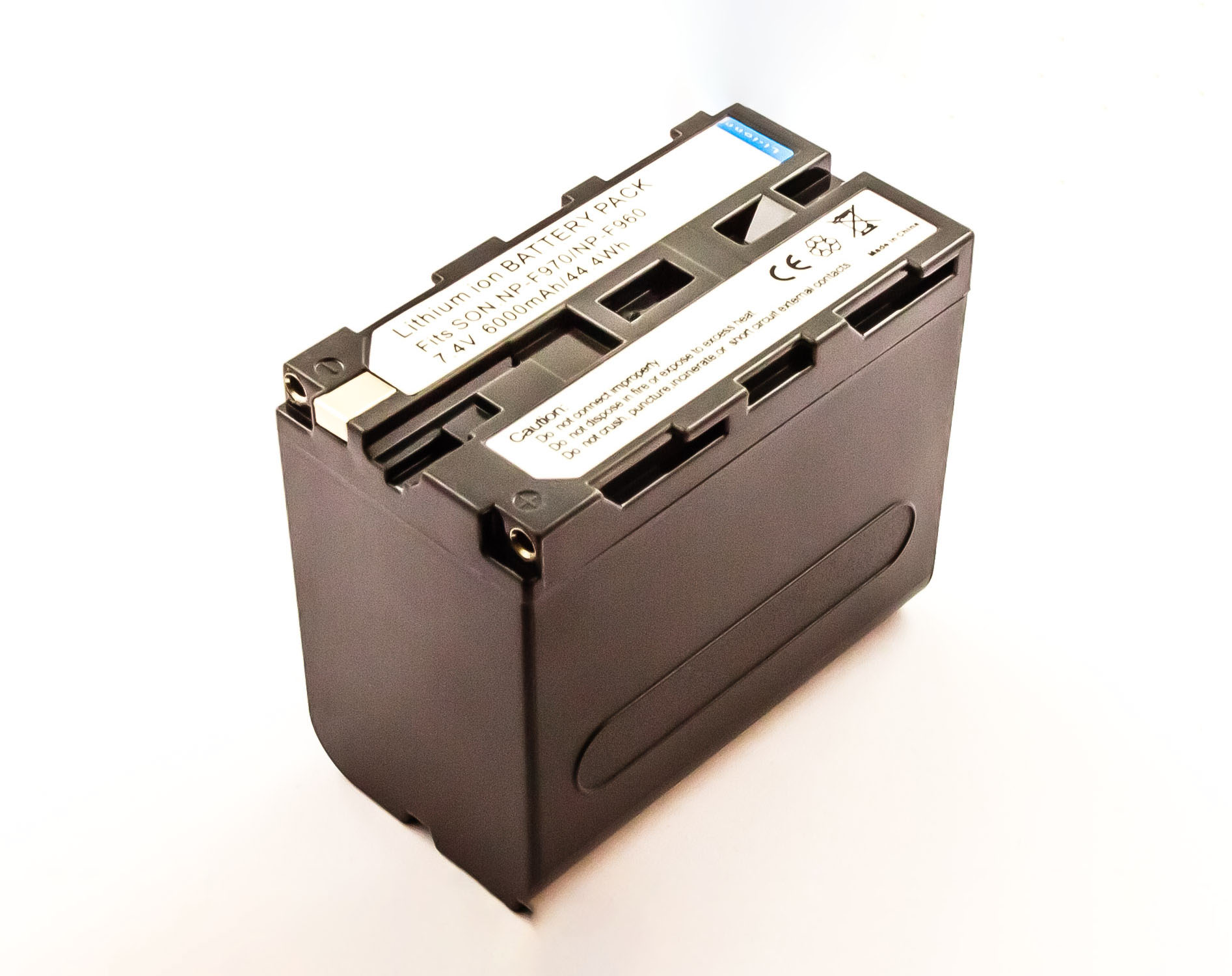 Schwarze rechteckige Batterie mit Etiketten. Die Batterie liegt auf weißem Untergrund.