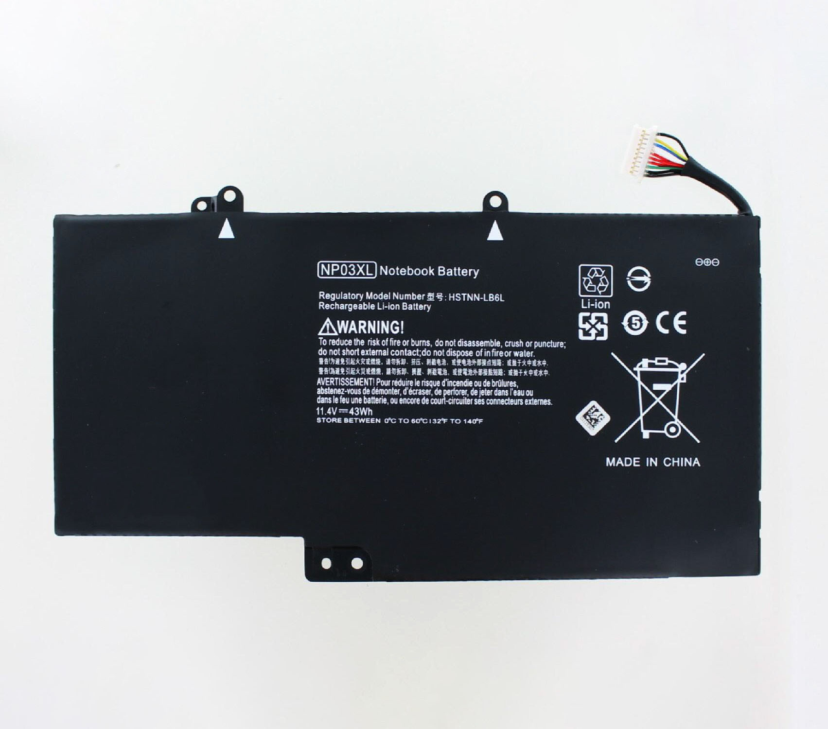 Schwarzer rechteckiger Laptop-Akku mit weißem Text und Symbolen. Weißer Hintergrund.