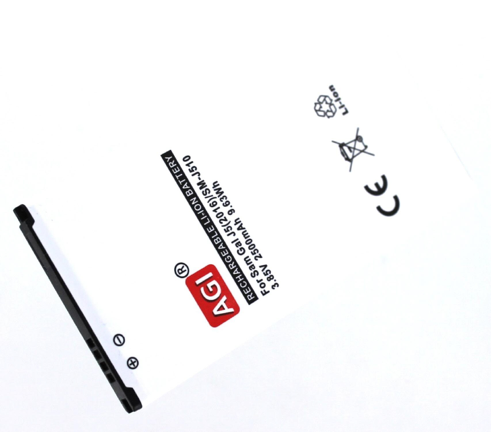 Weißes Etikett mit Text und Logos, Teil einer Telefonbatterie, auf weißem Hintergrund.