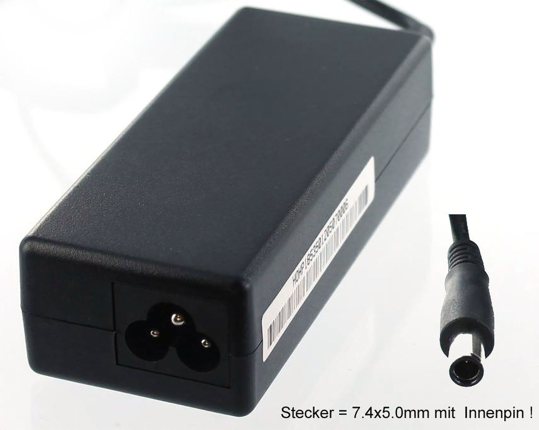 Schwarzes Netzteil mit dreipoligem Eingang und angeschlossenem Kabel. Der Stecker ist sichtbar. Weißer Hintergrund.