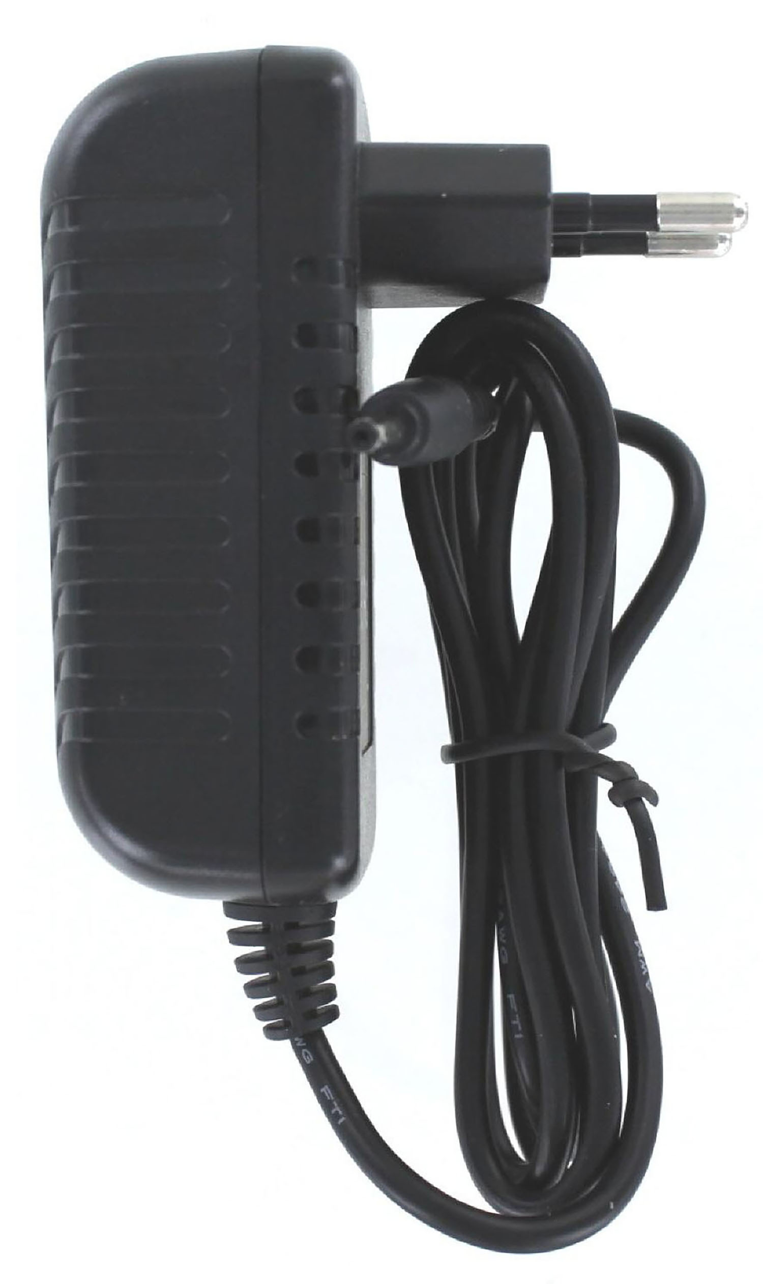 Schwarzes Netzteil mit Stecker und schwarzem Kabel. Weißer Hintergrund.