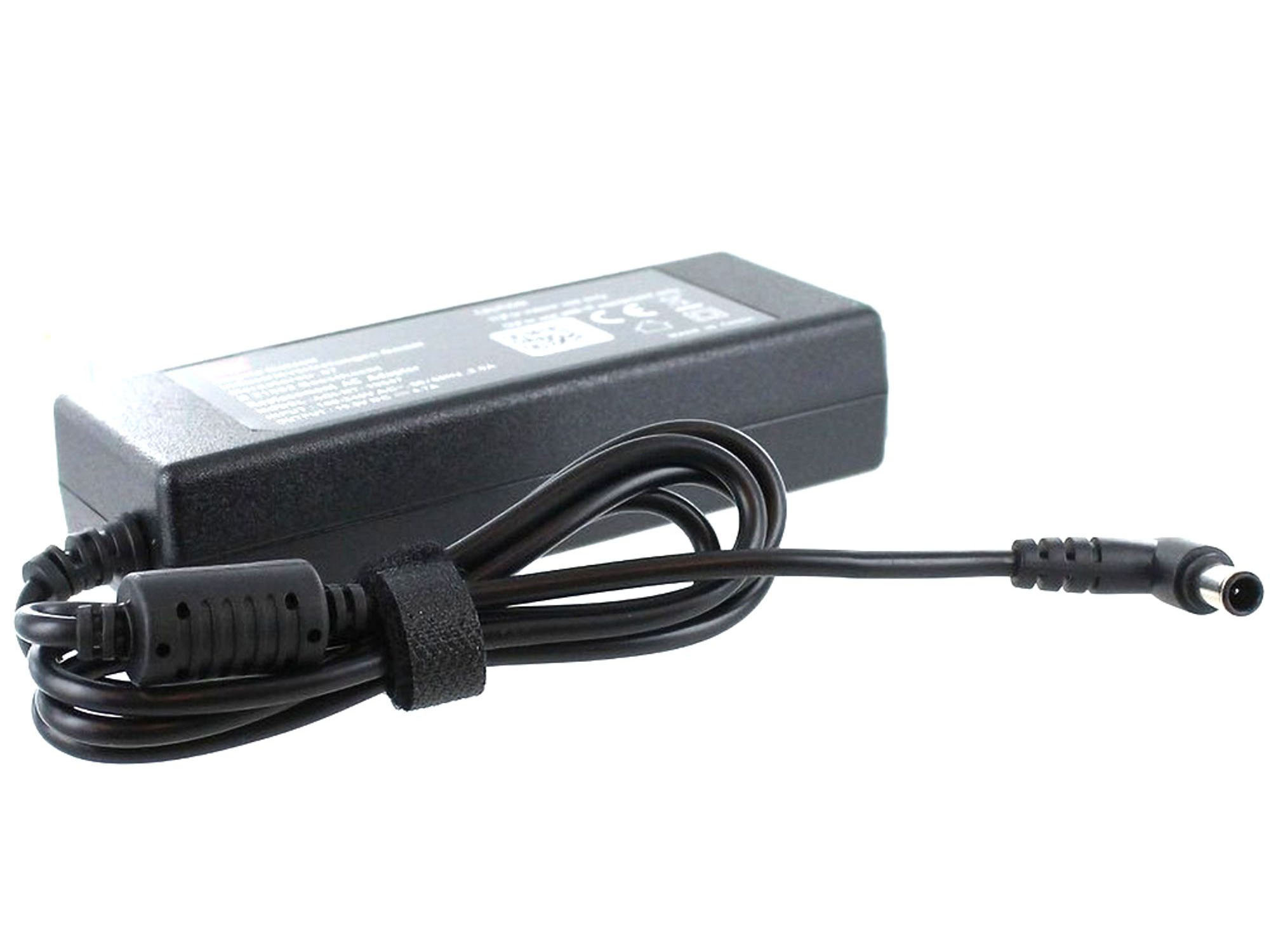 Schwarzes Laptop-Ladegerät mit Kabel und Stecker auf weißem Hintergrund.