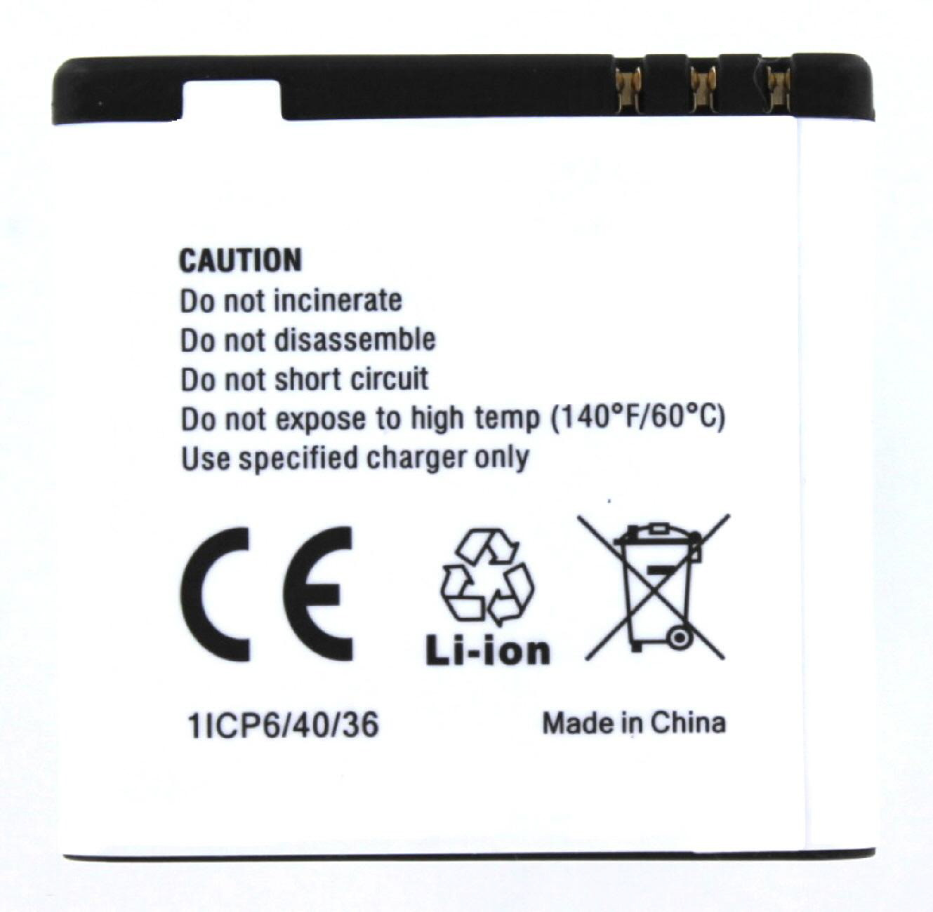 Ein weißer Akku mit Sicherheitshinweisen, CE-Zeichen, Recycling-Symbol und einem durchgestrichenen Mülleimer-Symbol.