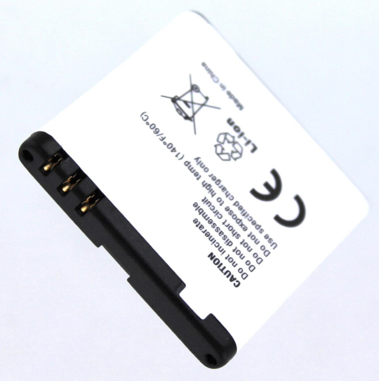 Eine weiße Batterie mit schwarzen Markierungen und Text, mit Anschlussstiften, auf weißem Hintergrund.