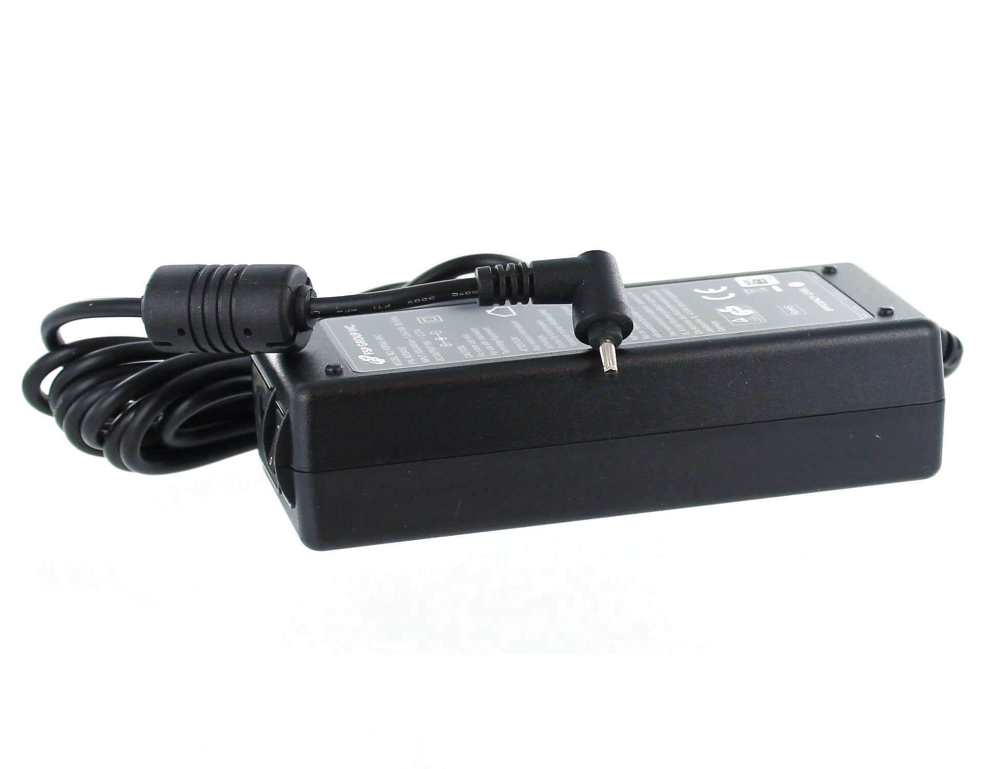 Schwarzes Netzteil, mit Kabel und kleinem Stecker. Weißer Hintergrund.